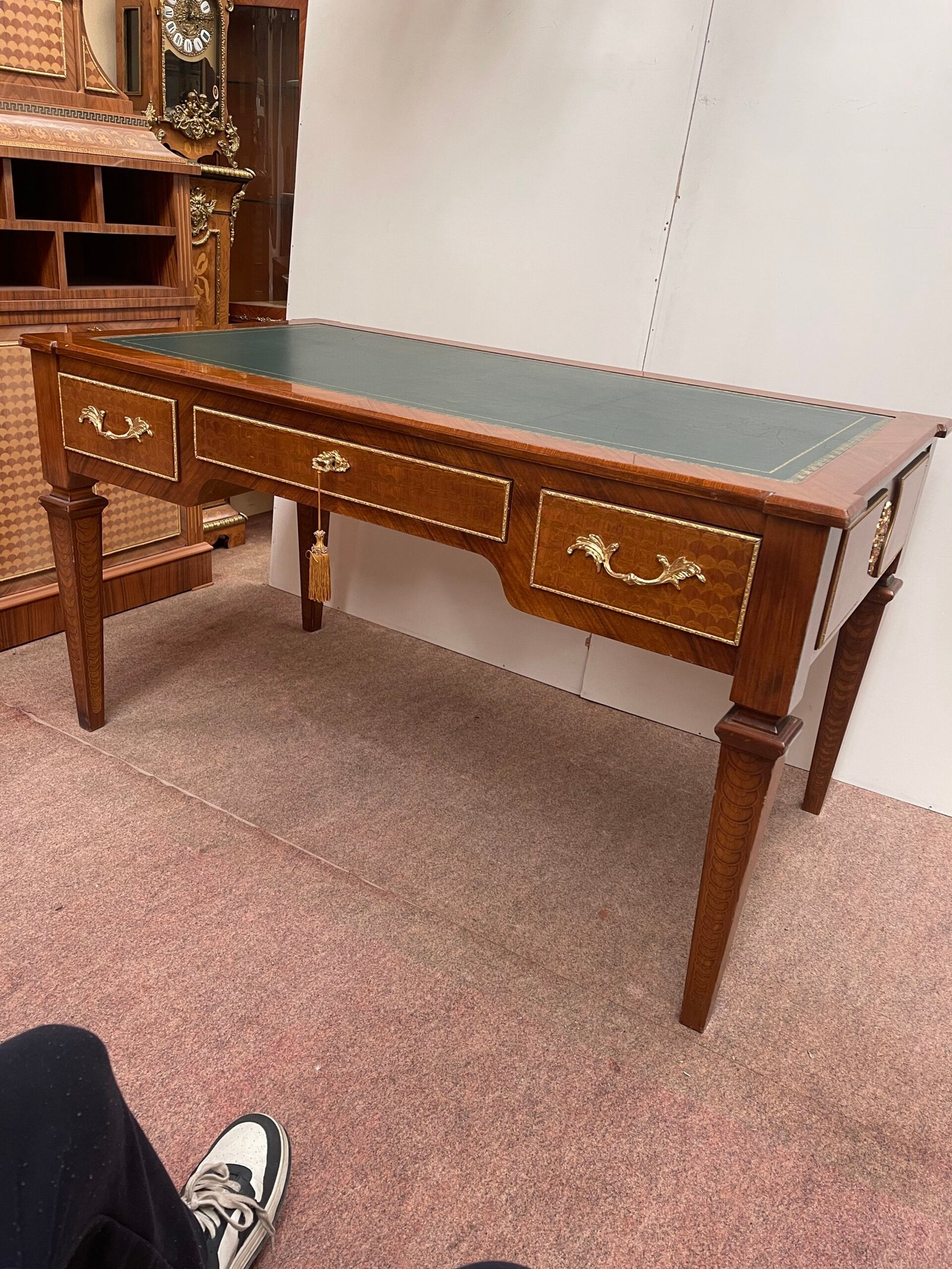 Scrivania da Studio Classica in Legno Intarsiato e Pelle - Image 4