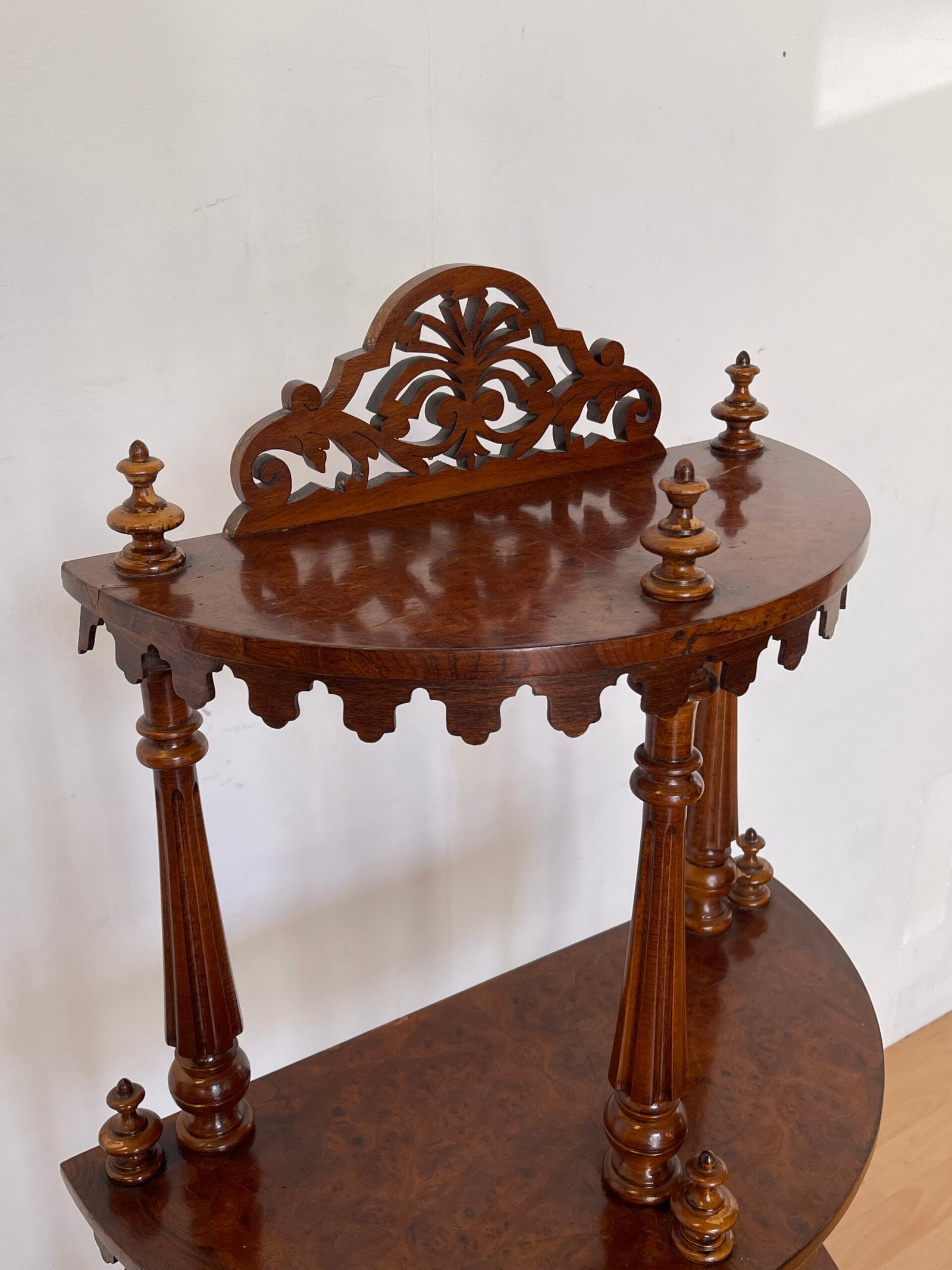 Mobile angolare in legno intagliato con 4 ripiani, stile italiano anni '60 - Image 2