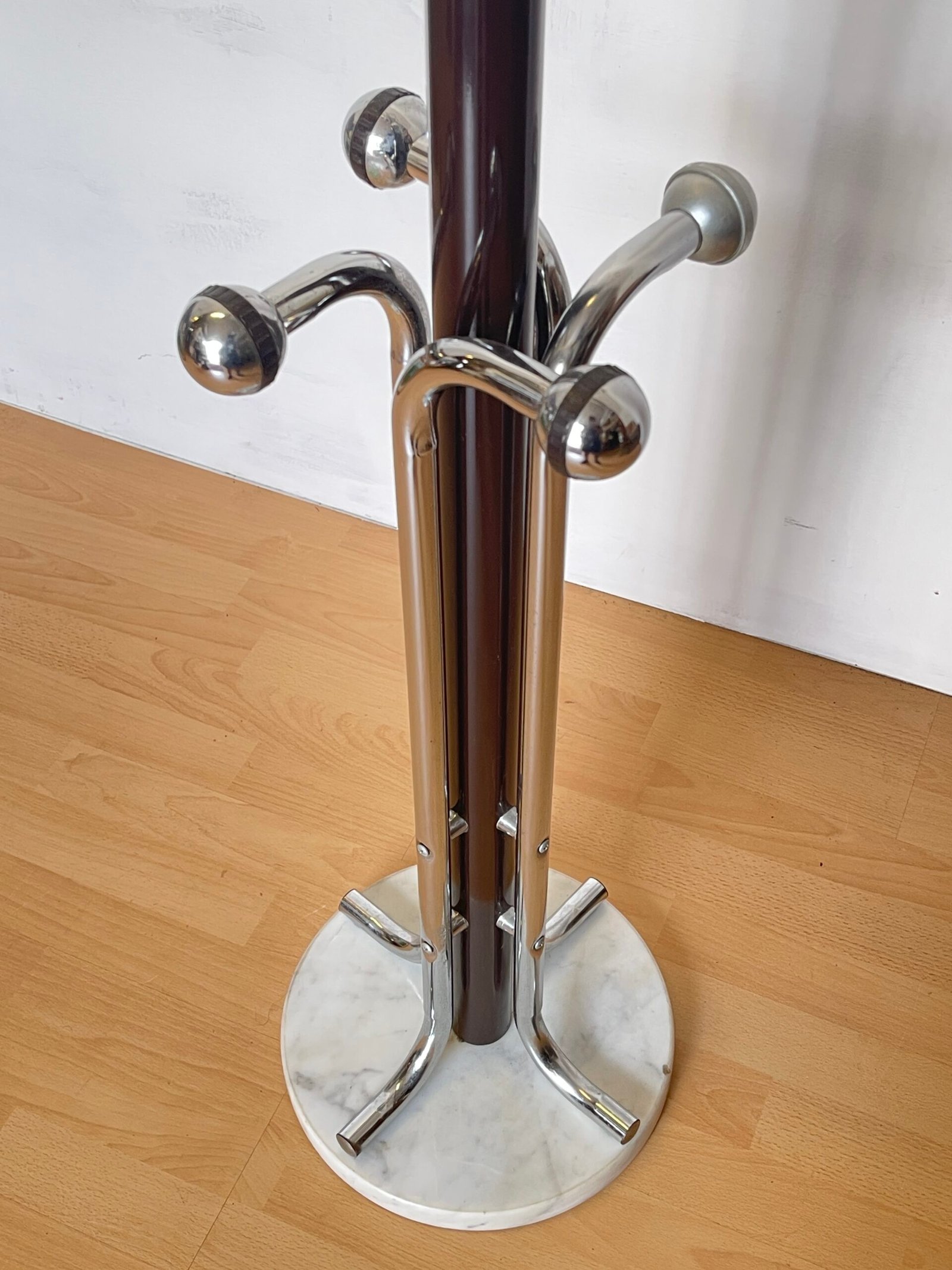 Appendiabiti in Marmo e Cromo - Design Elegante e Moderno - Image 5