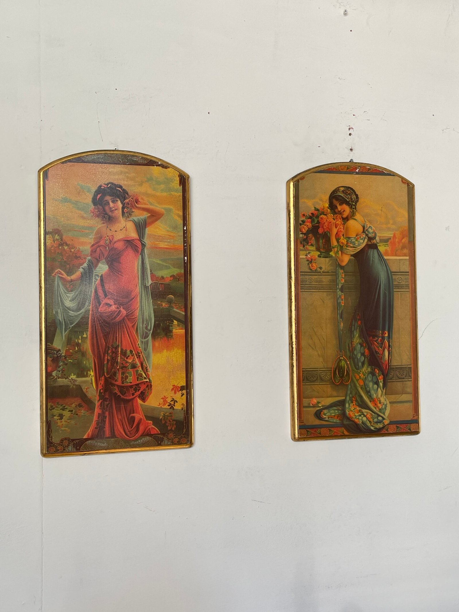 Coppia di Dipinti su Legno con Figure Femminili in Stile Art Nouveau - Image 2