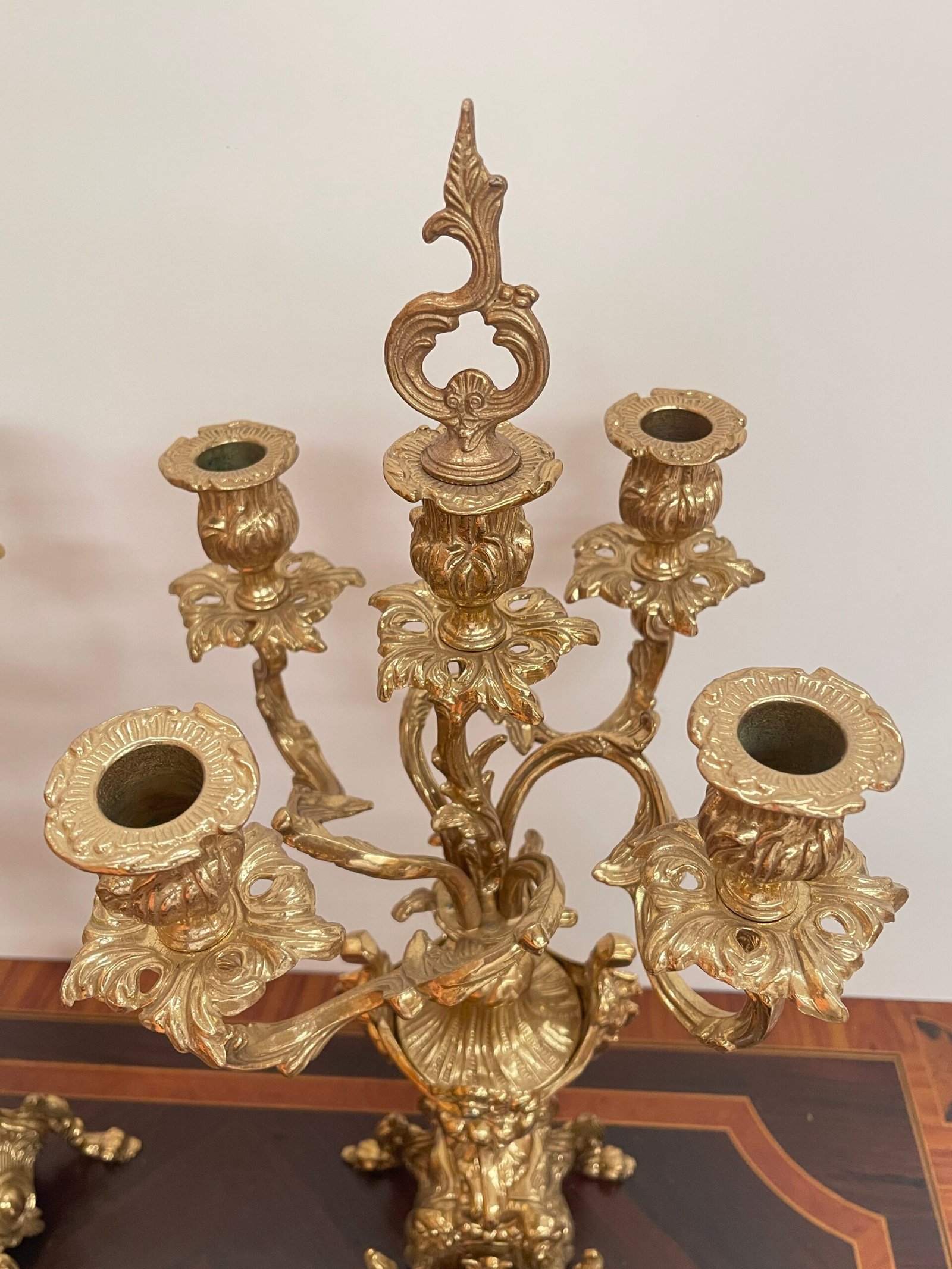 Coppia di Candelabri Antichi in Bronzo Dorato - Stile Rococò, XX Secolo - Image 6