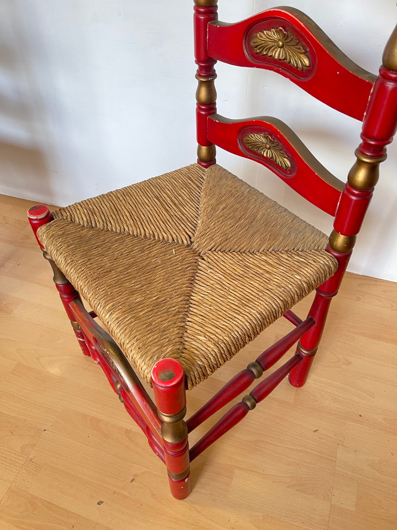 Coppia di Sedie Neoclassiche in Legno Rosso con Dettagli Dorati e Sedile in Paglia - Image 4