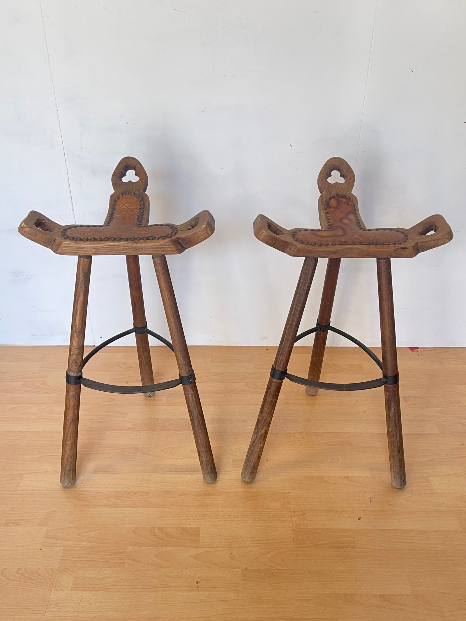 Coppia di Sgabelli Rustici in Legno Massello – Stile Montano Vintage