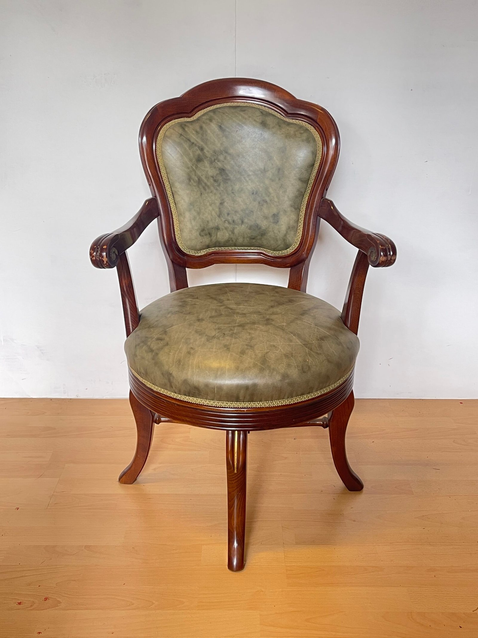 Poltrona Girevole Classica in Legno Massello ed Ecopelle Verde – Stile Elegante - Image 2