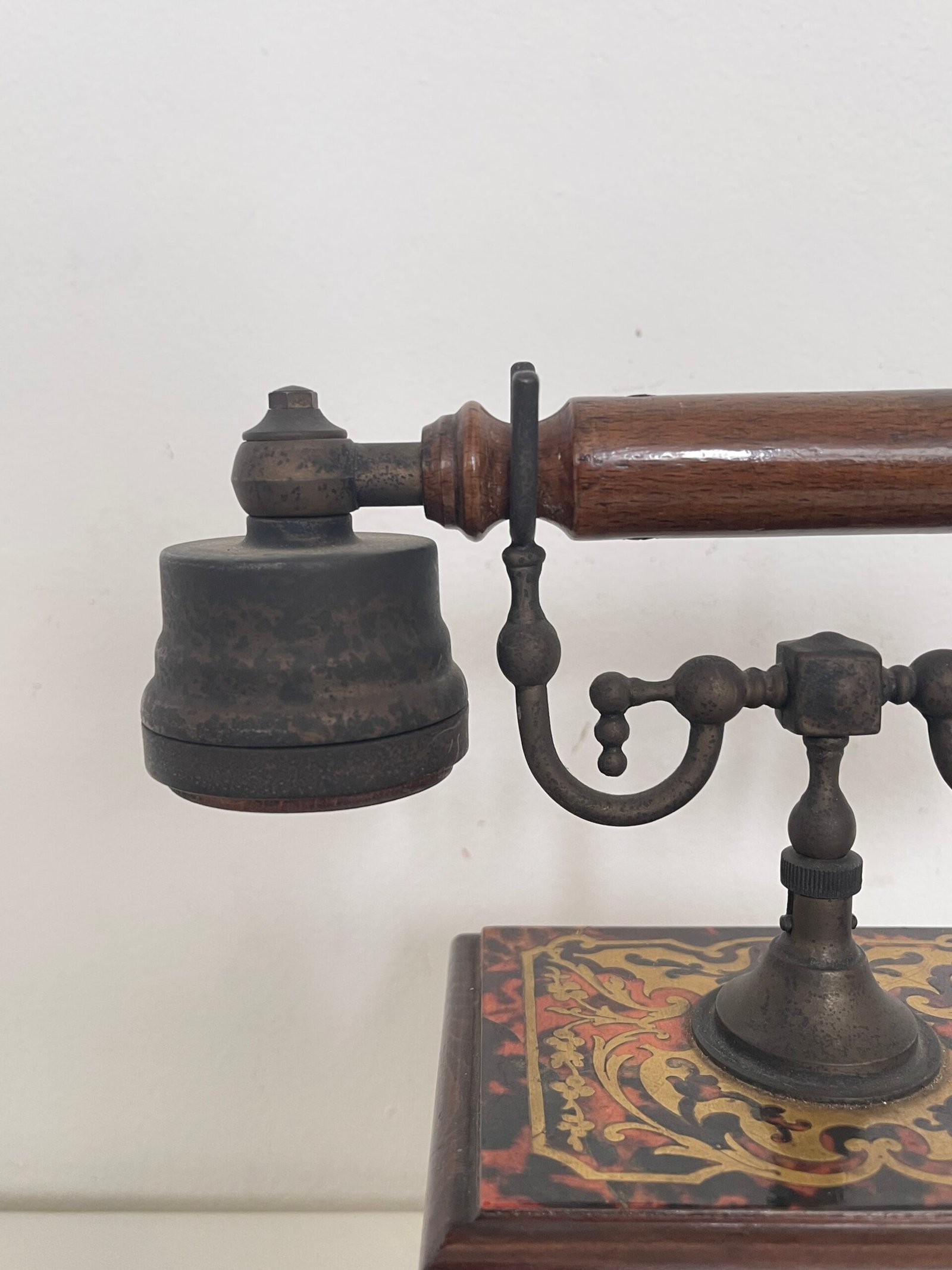Telefono da Tavolo d'Epoca in Stile Boulle – Legno e Ottone - Image 4
