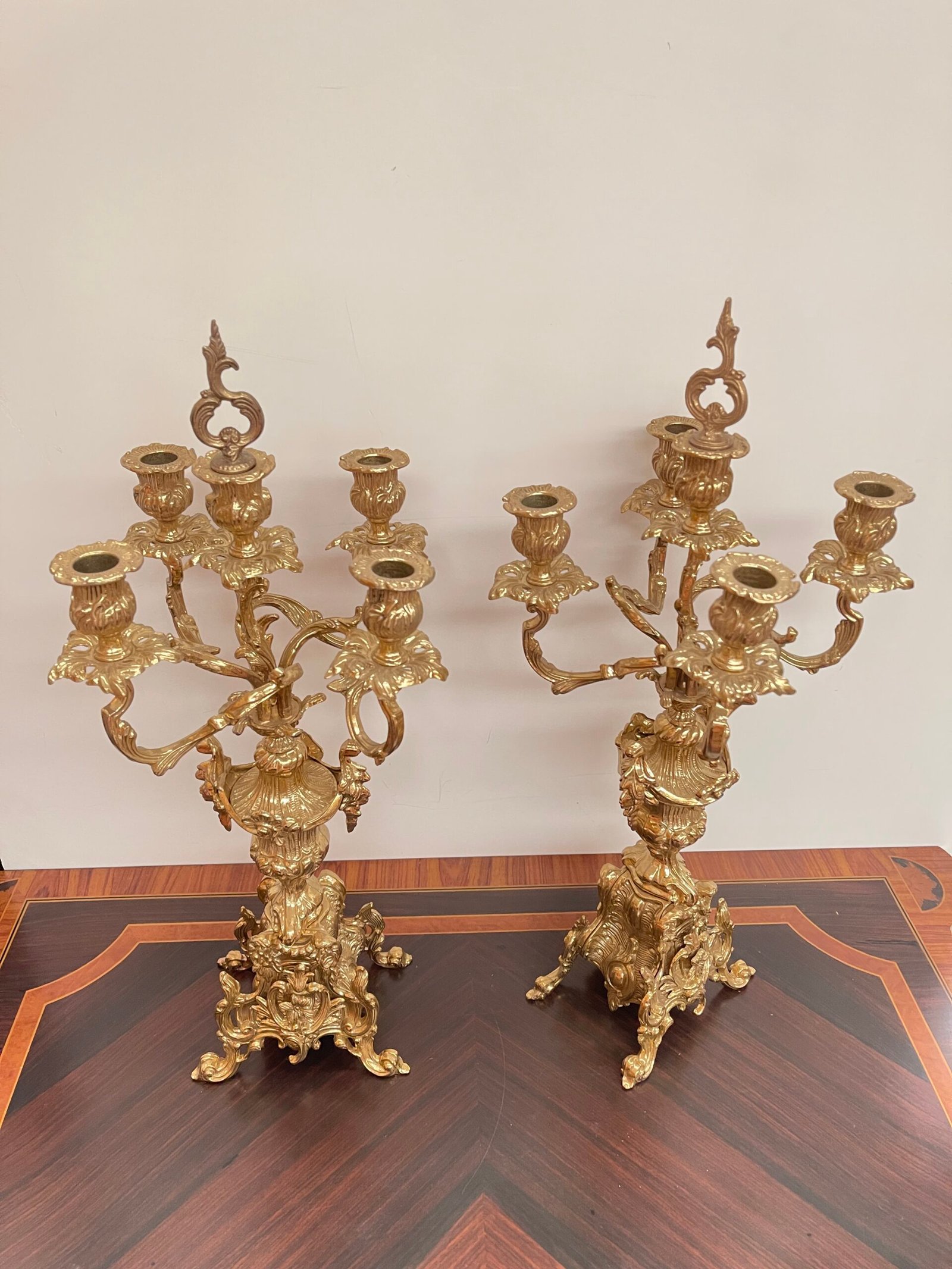 Coppia di Candelabri Antichi in Bronzo Dorato - Stile Rococò, XX Secolo - Image 5