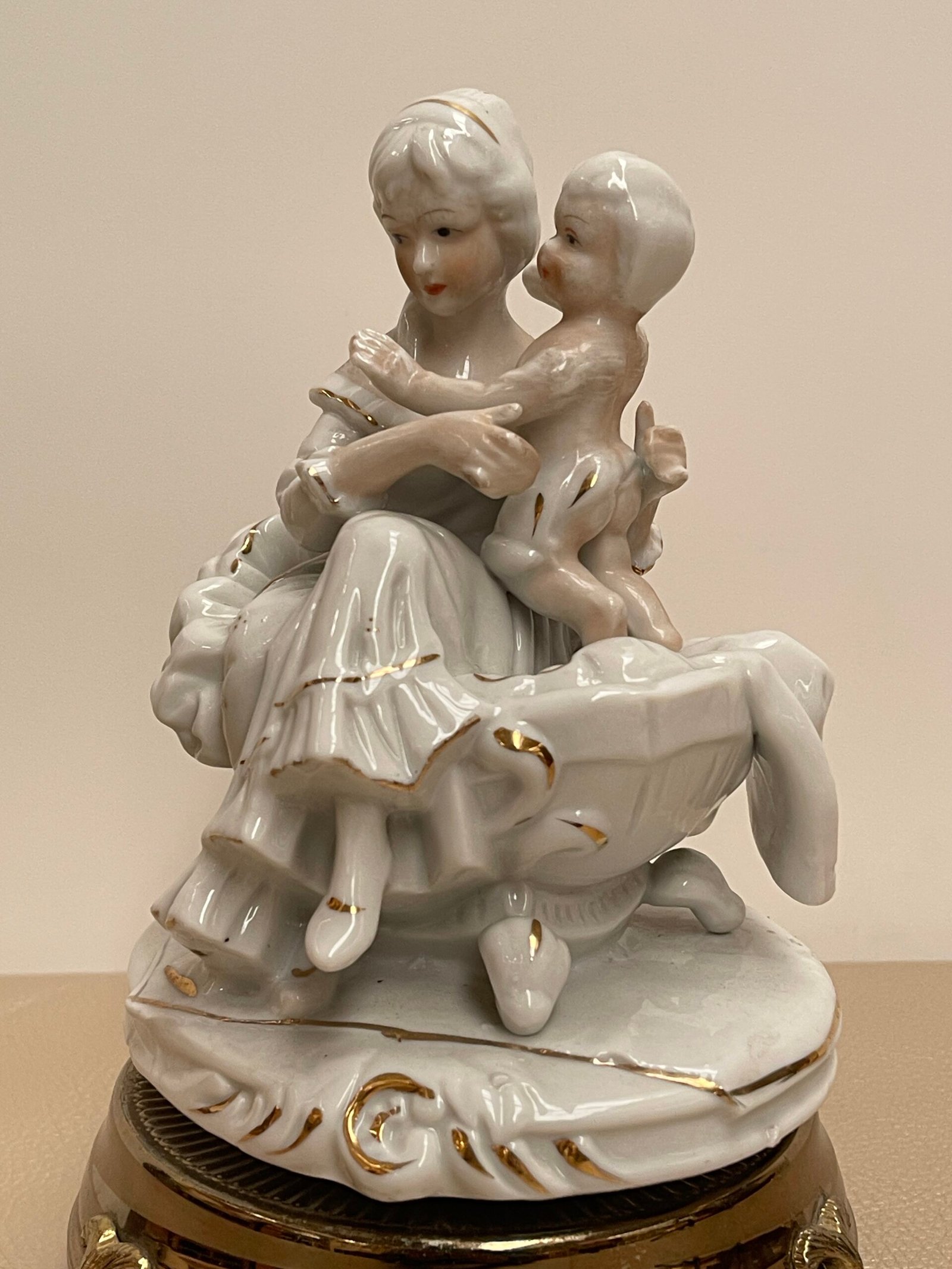 Statuina in porcellana madre e bambino – Vintage con dettagli dorati - Image 3