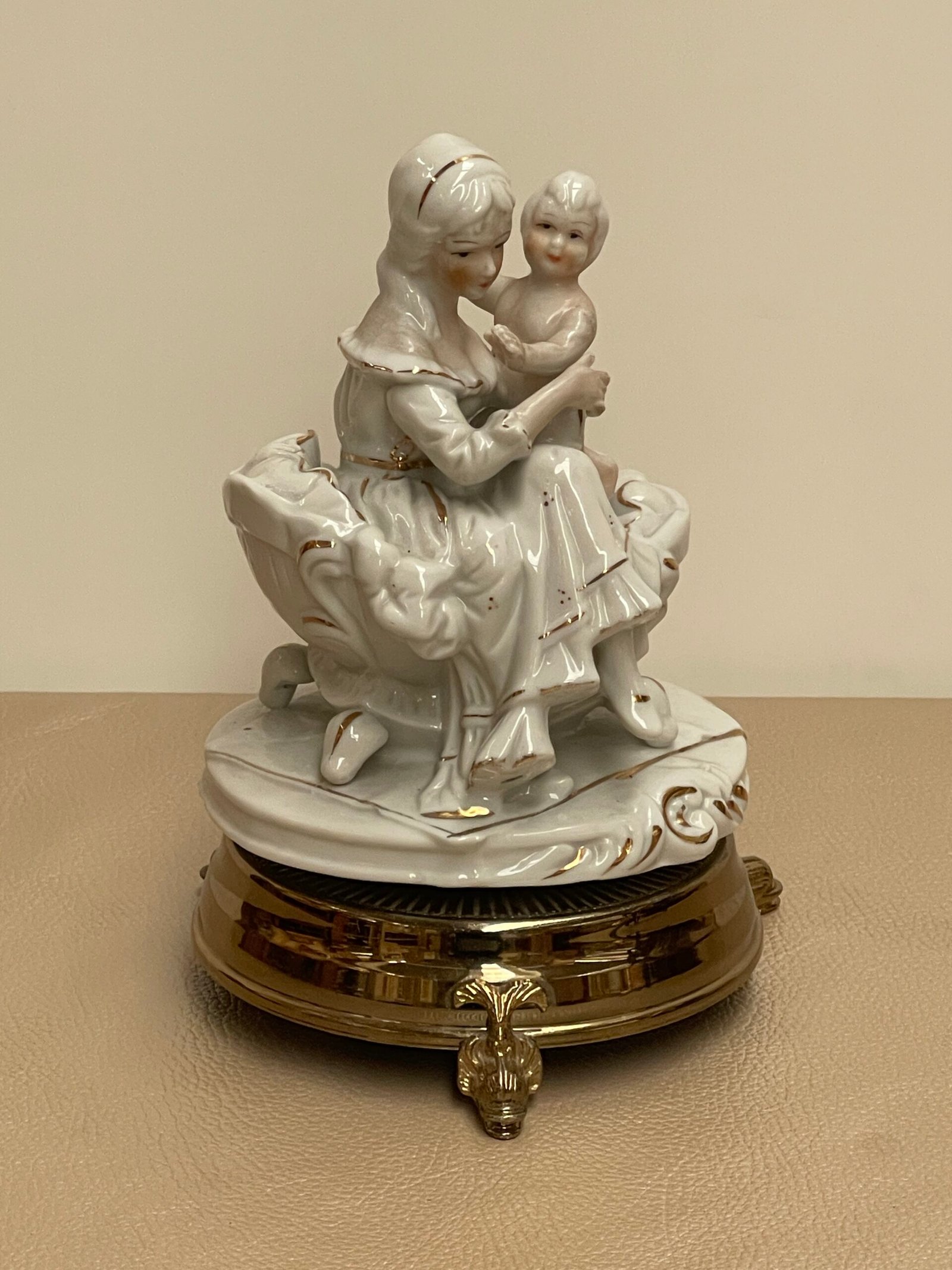 Statuina in porcellana madre e bambino – Vintage con dettagli dorati - Image 4