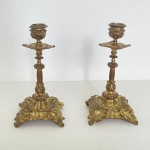 Coppia di Candelieri Antichi in Ottone Dorato – Stile Barocco
