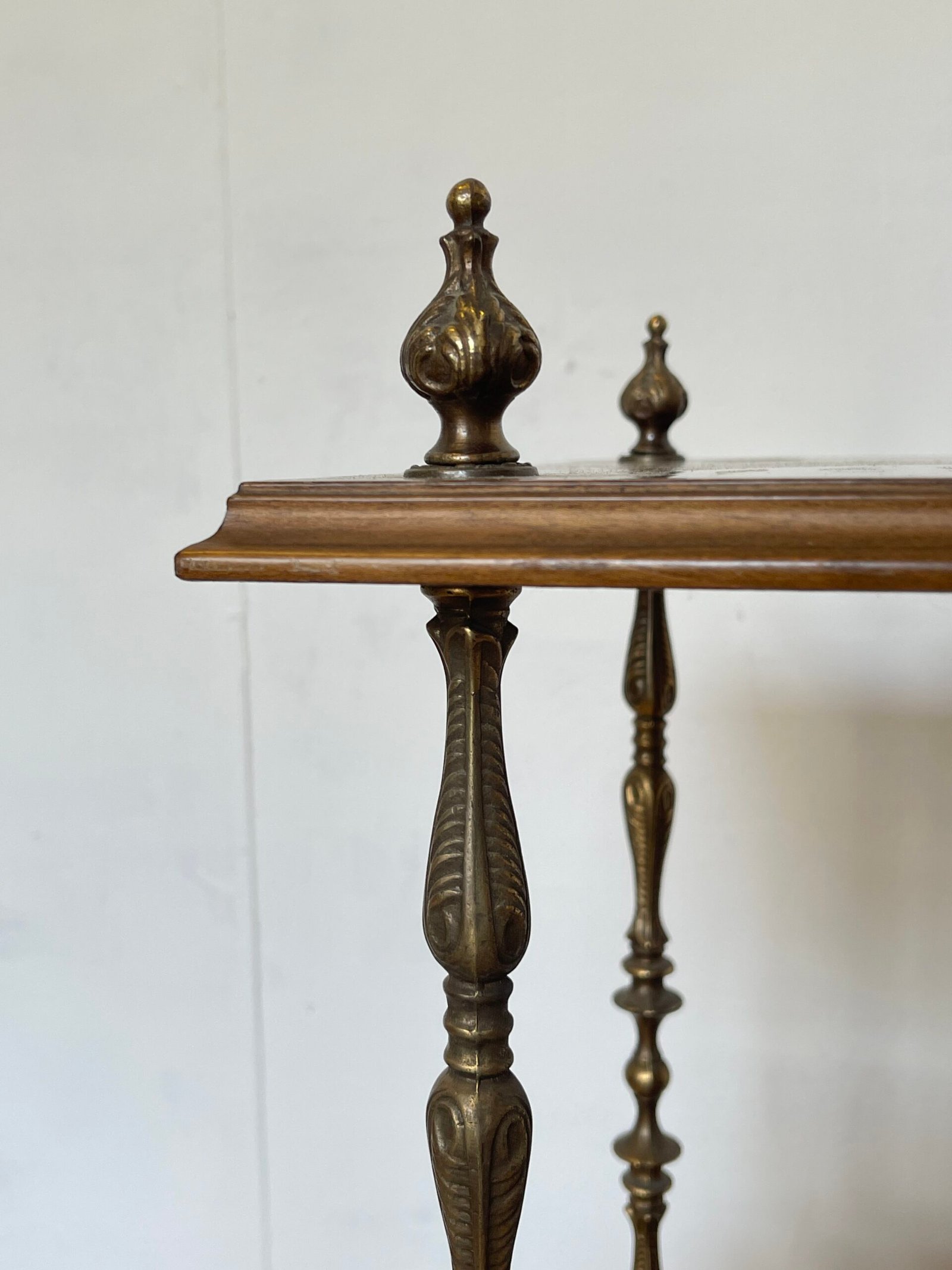 Étagère Vintage in Legno e Ottone – 3 Ripiani Eleganza Classica - Image 3