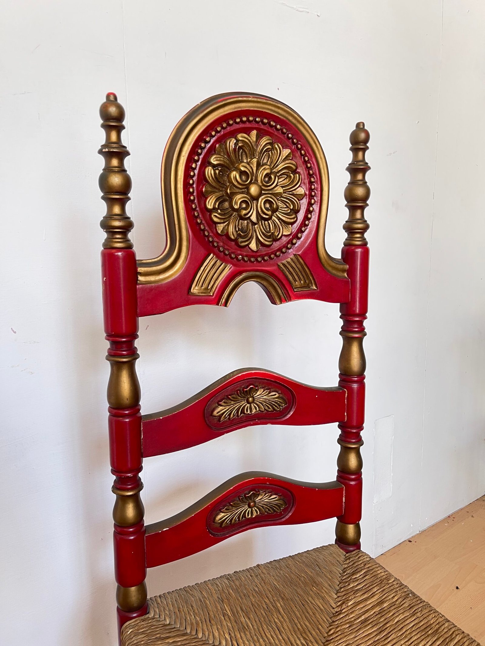 Coppia di Sedie Neoclassiche in Legno Rosso con Dettagli Dorati e Sedile in Paglia - Image 3