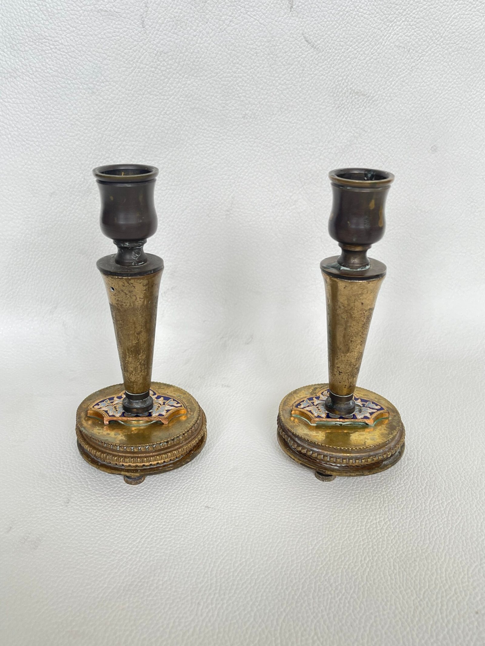 Coppia di Candelabri d’Epoca in Bronzo con Smalti Cloisonné