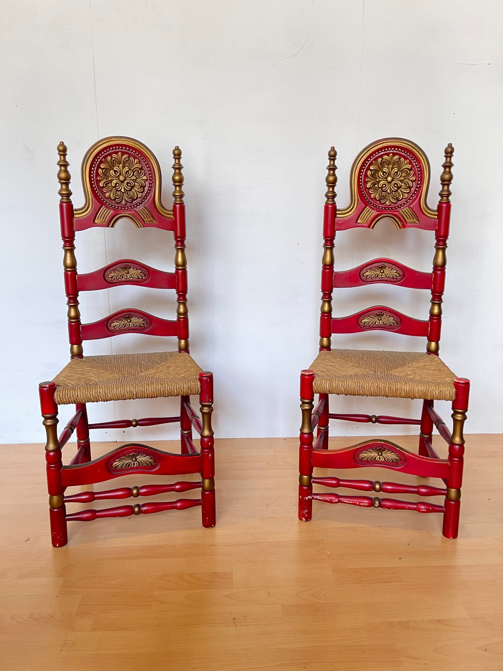 Coppia di Sedie Neoclassiche in Legno Rosso con Dettagli Dorati e Sedile in Paglia