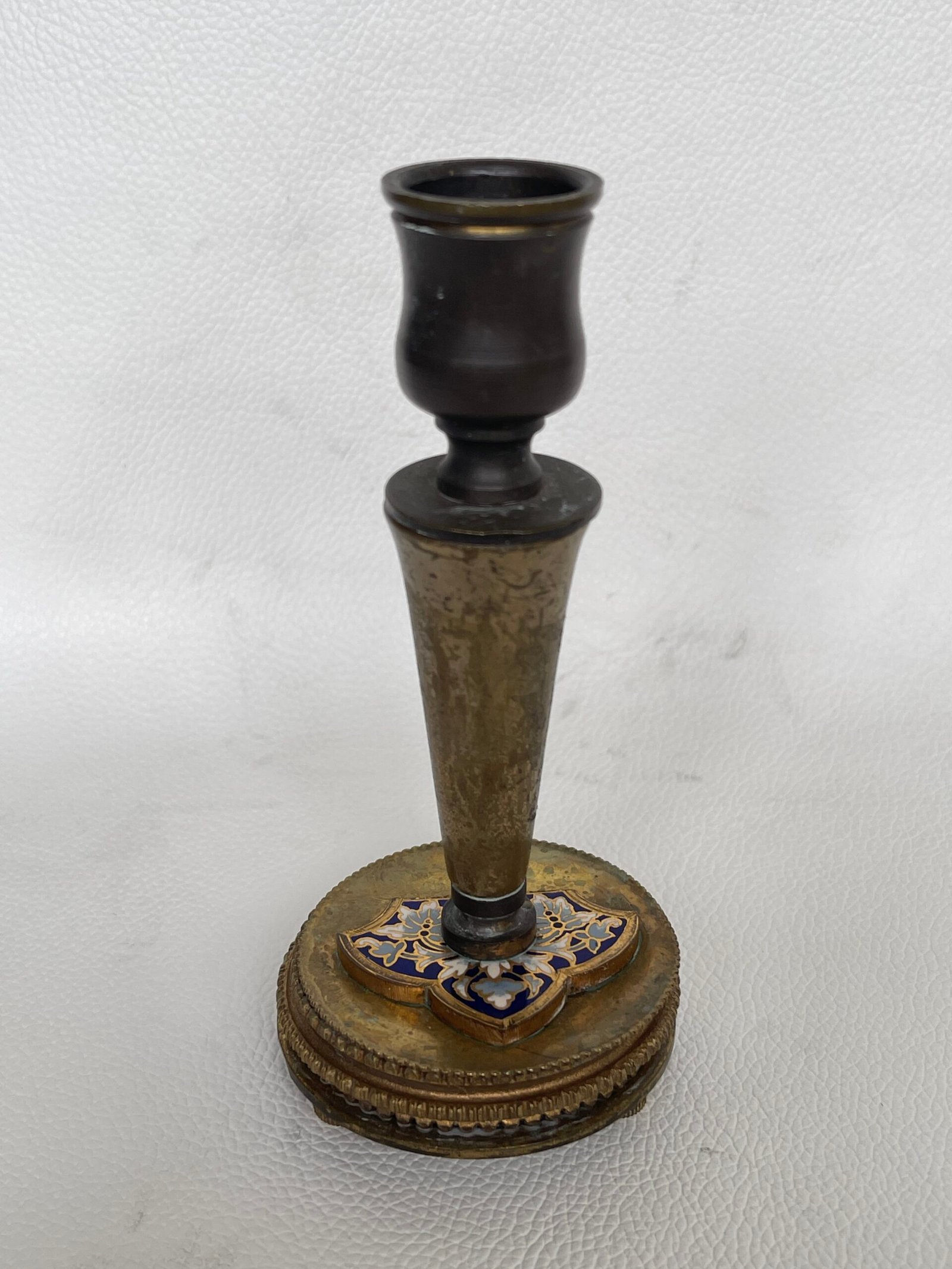 Coppia di Candelabri d’Epoca in Bronzo con Smalti Cloisonné - Image 4