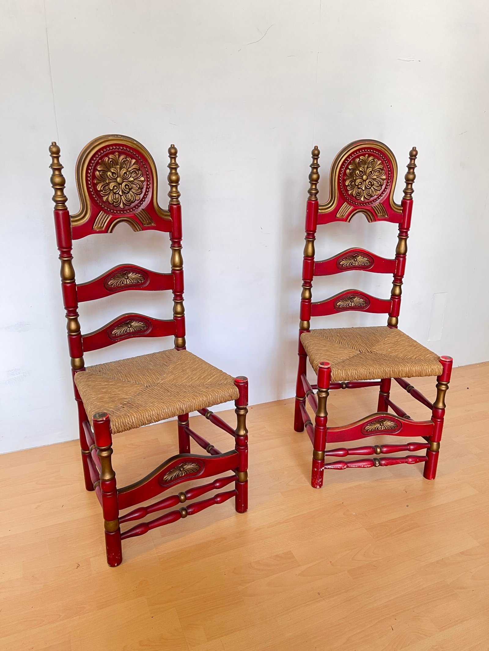 Coppia di Sedie Neoclassiche in Legno Rosso con Dettagli Dorati e Sedile in Paglia - Image 2