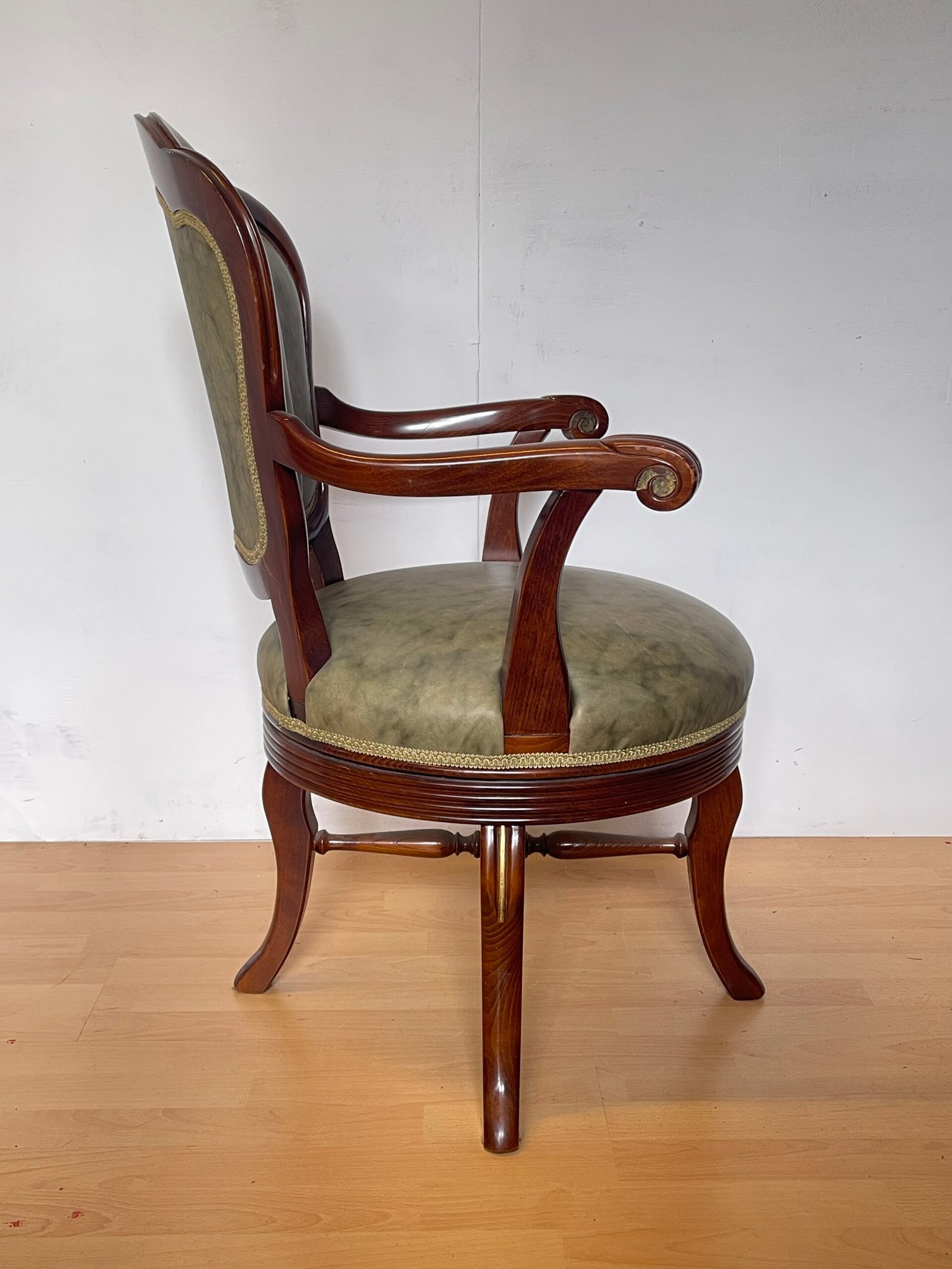 Poltrona Girevole Classica in Legno Massello ed Ecopelle Verde – Stile Elegante - Image 4