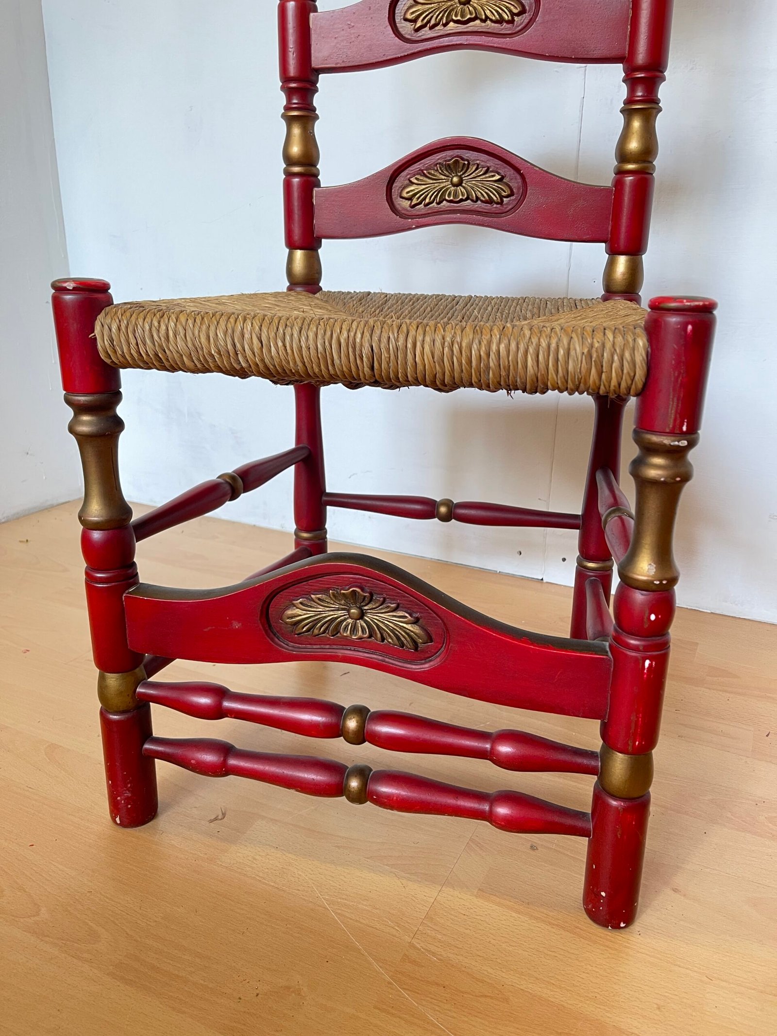 Coppia di Sedie Neoclassiche in Legno Rosso con Dettagli Dorati e Sedile in Paglia - Image 5