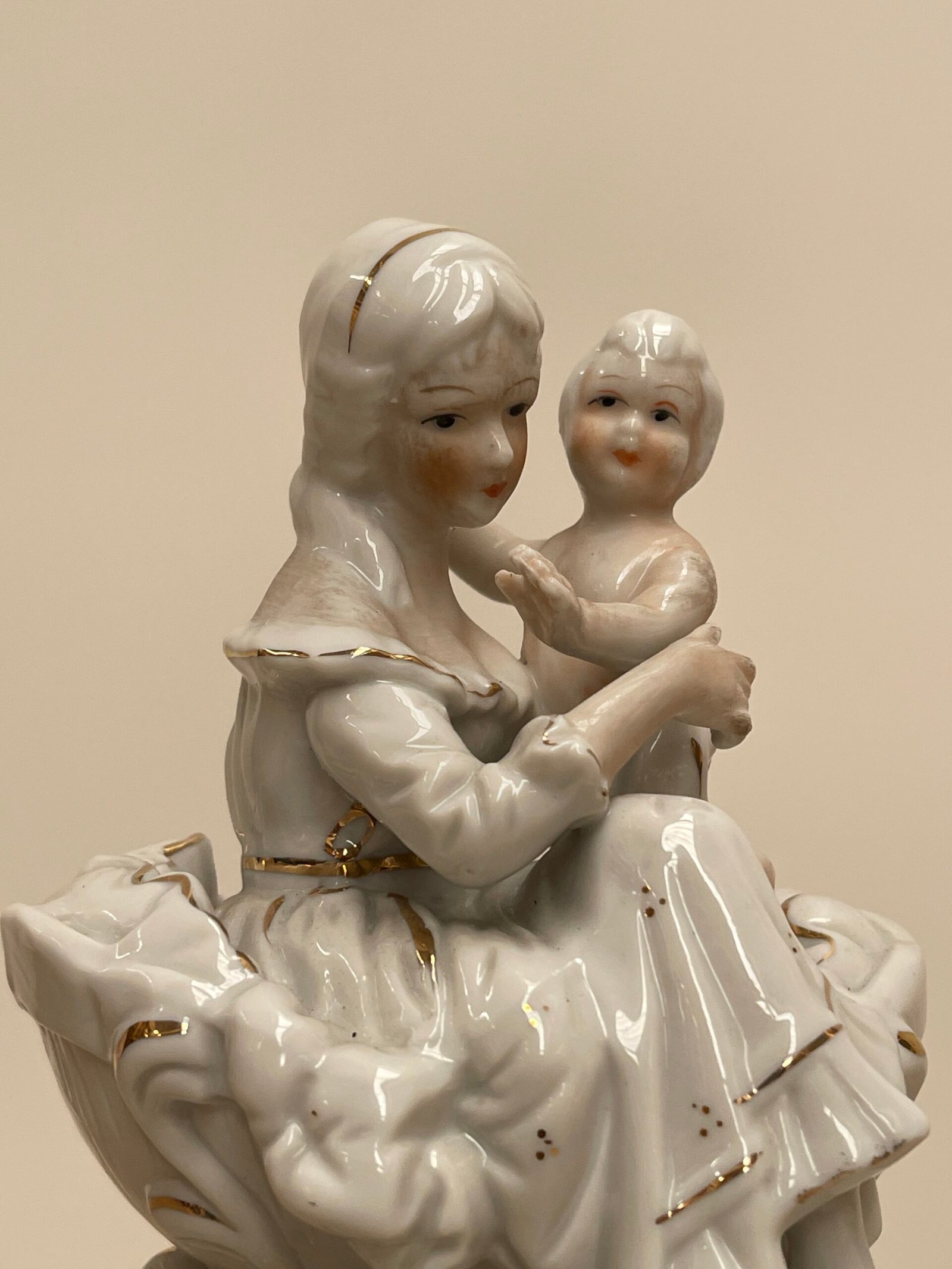 Statuina in porcellana madre e bambino – Vintage con dettagli dorati - Image 2