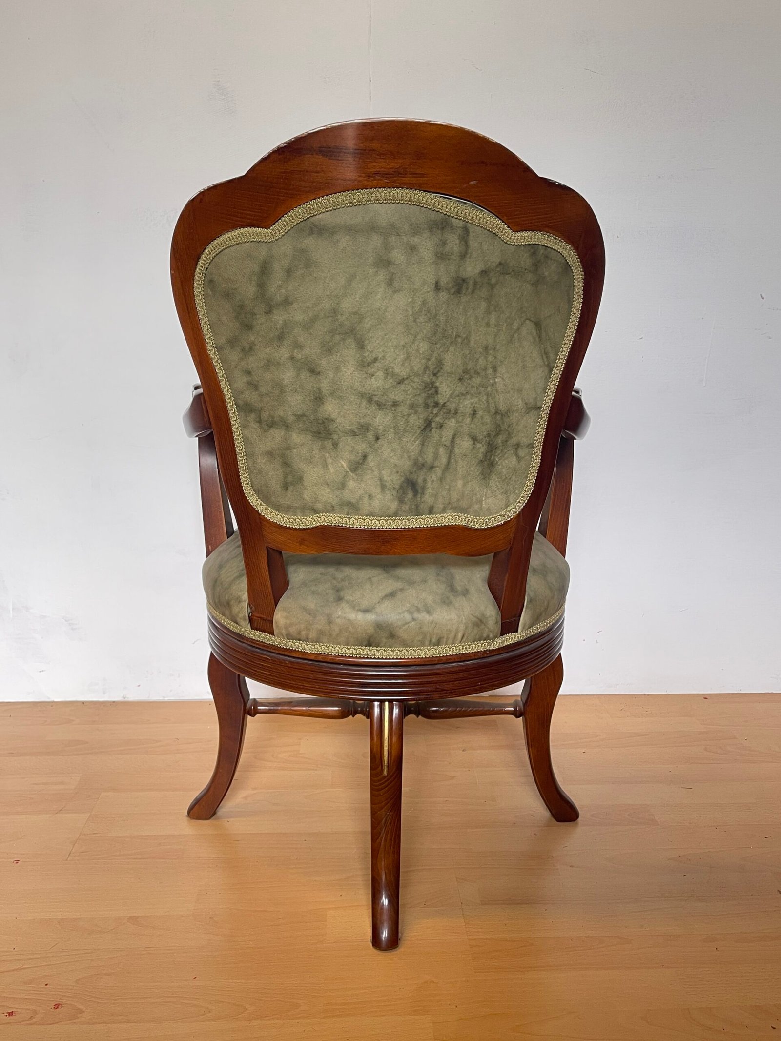 Poltrona Girevole Classica in Legno Massello ed Ecopelle Verde – Stile Elegante - Image 5