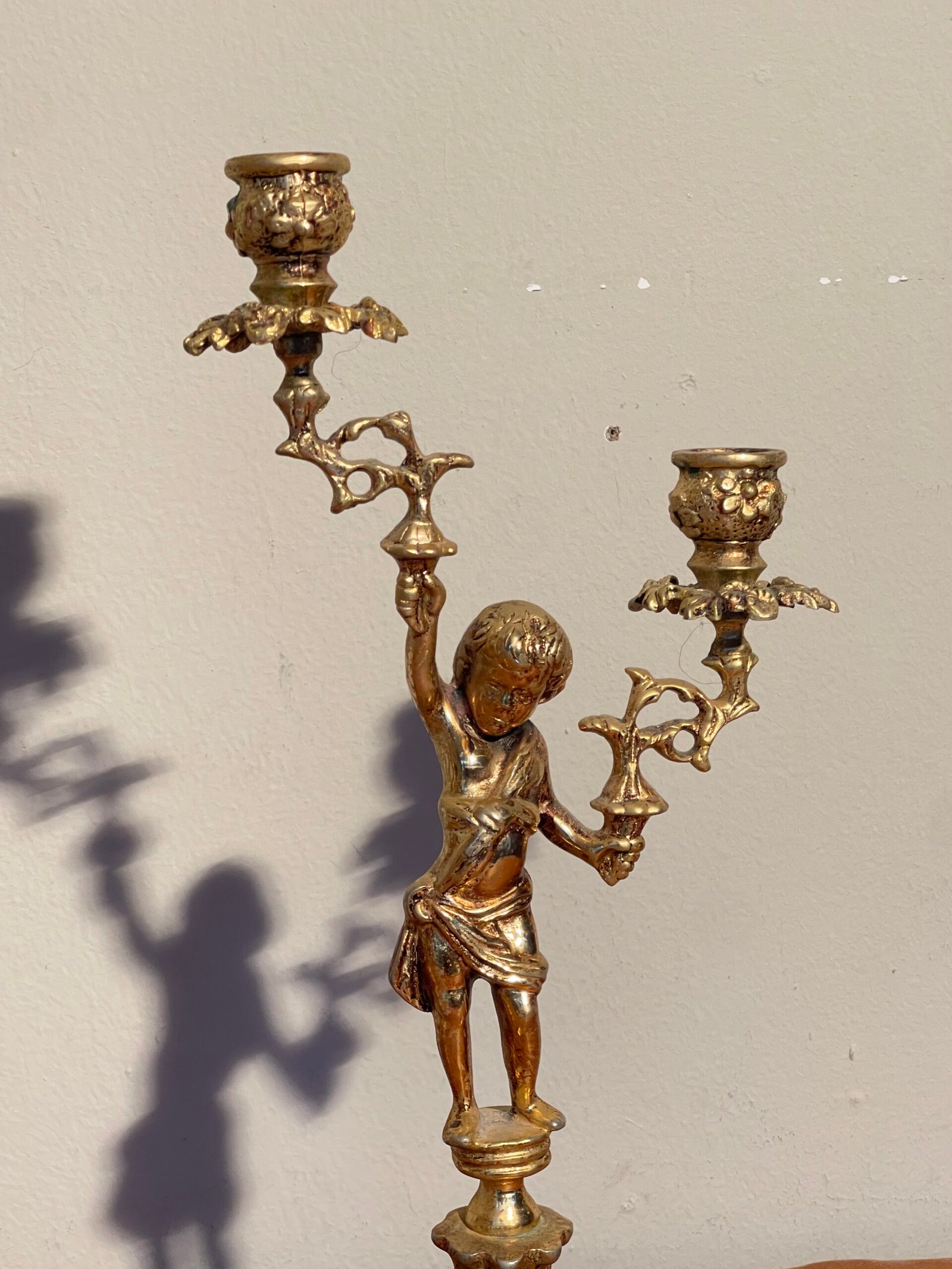 Splendore d’Antan – Coppia di Candelabri in Bronzo Cesellato - Image 2