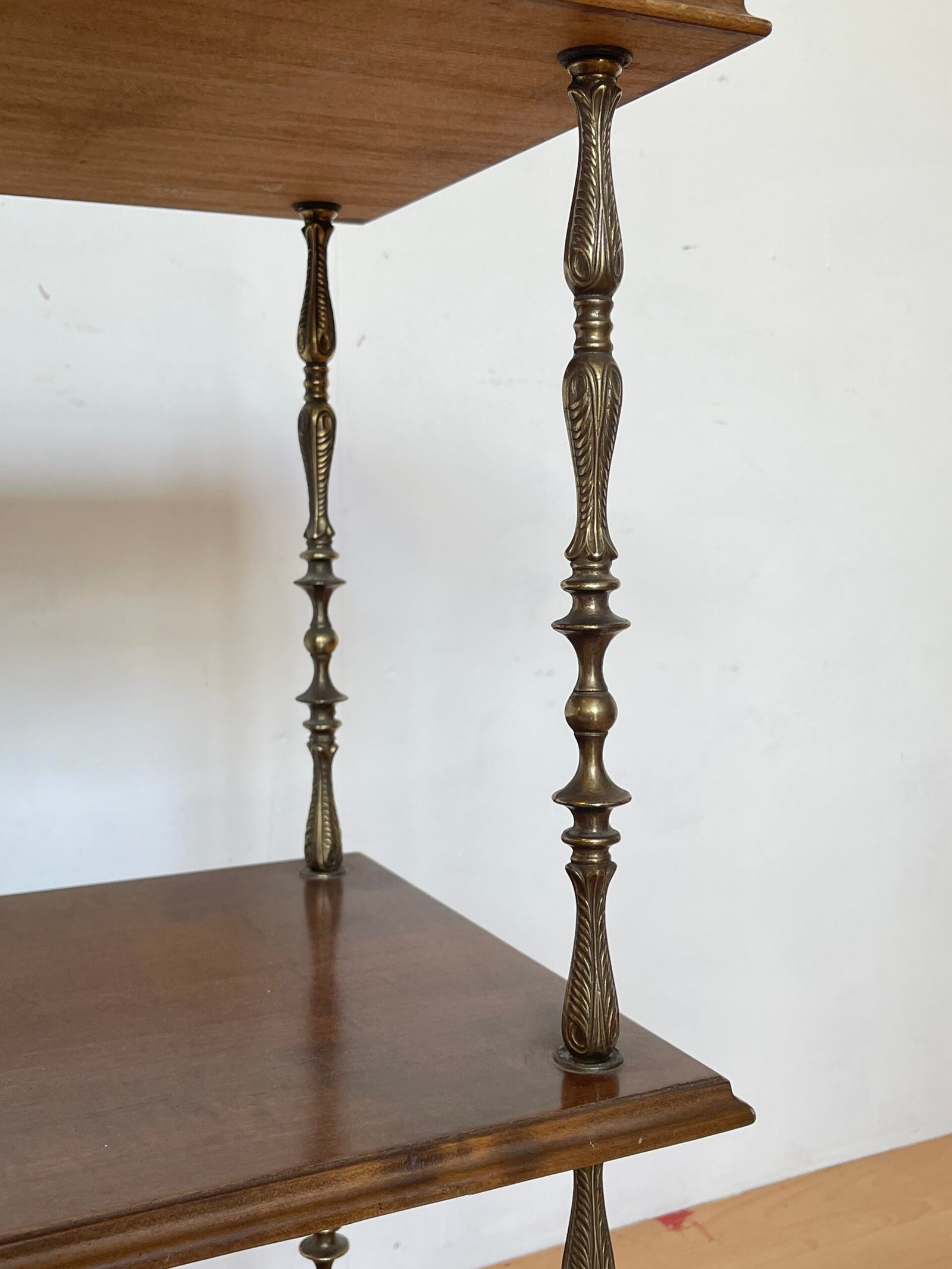 Étagère Vintage in Legno e Ottone – 3 Ripiani Eleganza Classica - Image 2