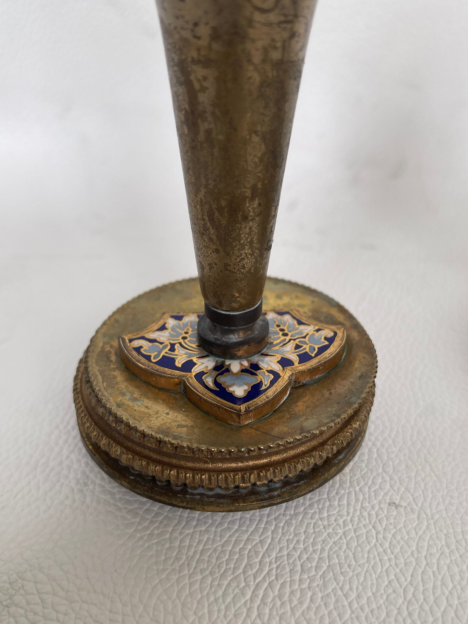Coppia di Candelabri d’Epoca in Bronzo con Smalti Cloisonné - Image 2
