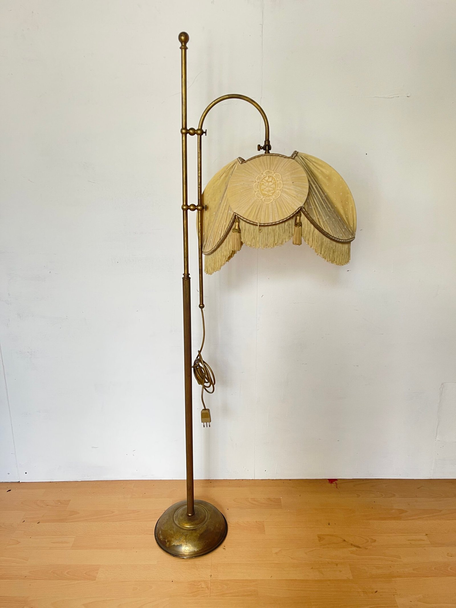 Lampada da Terra Vintage in Ottone con Paralume Ricamato - Stile Anni '50