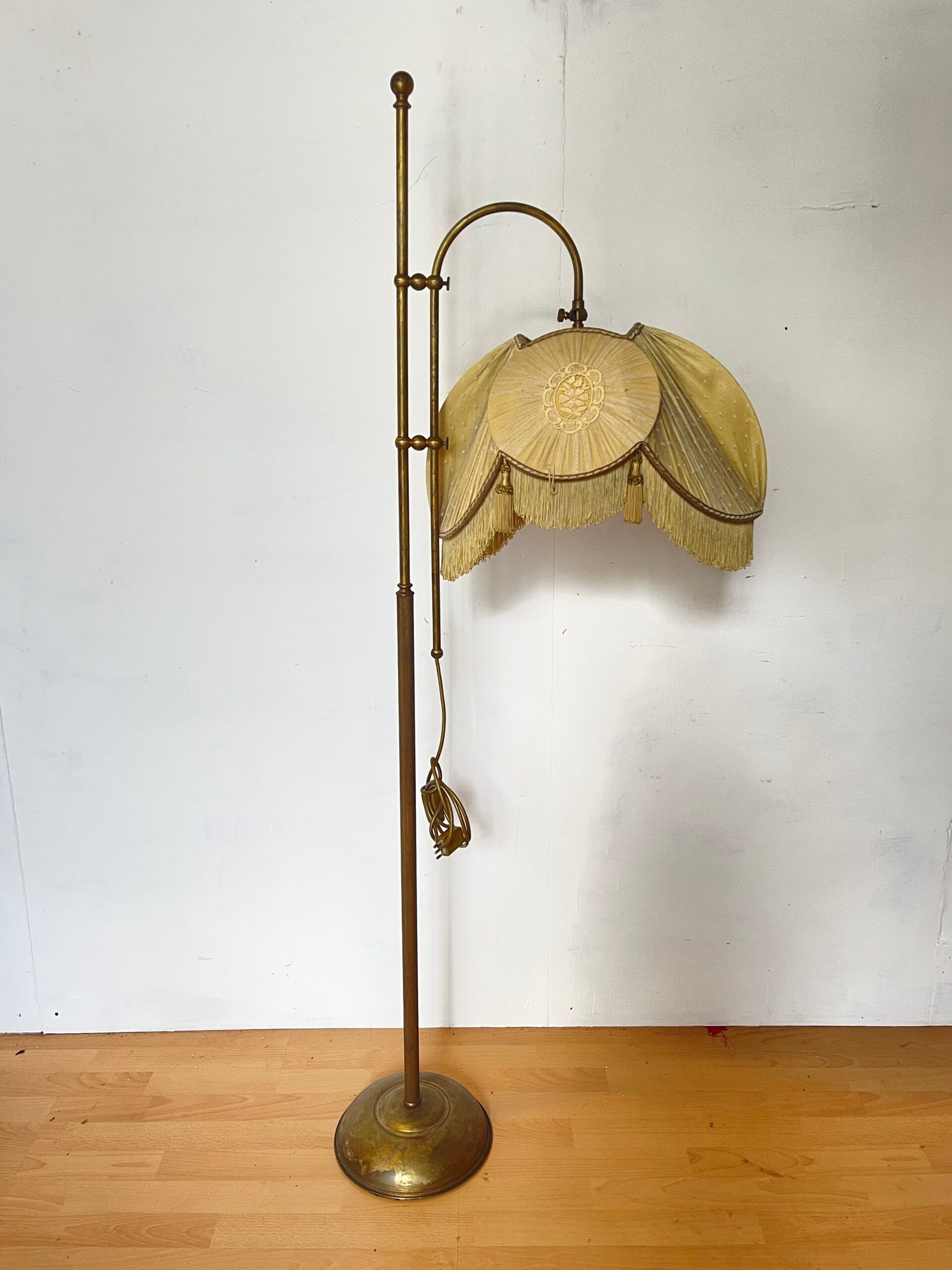 Lampada da Terra Vintage in Ottone con Paralume Ricamato - Stile Anni '50 - Image 4