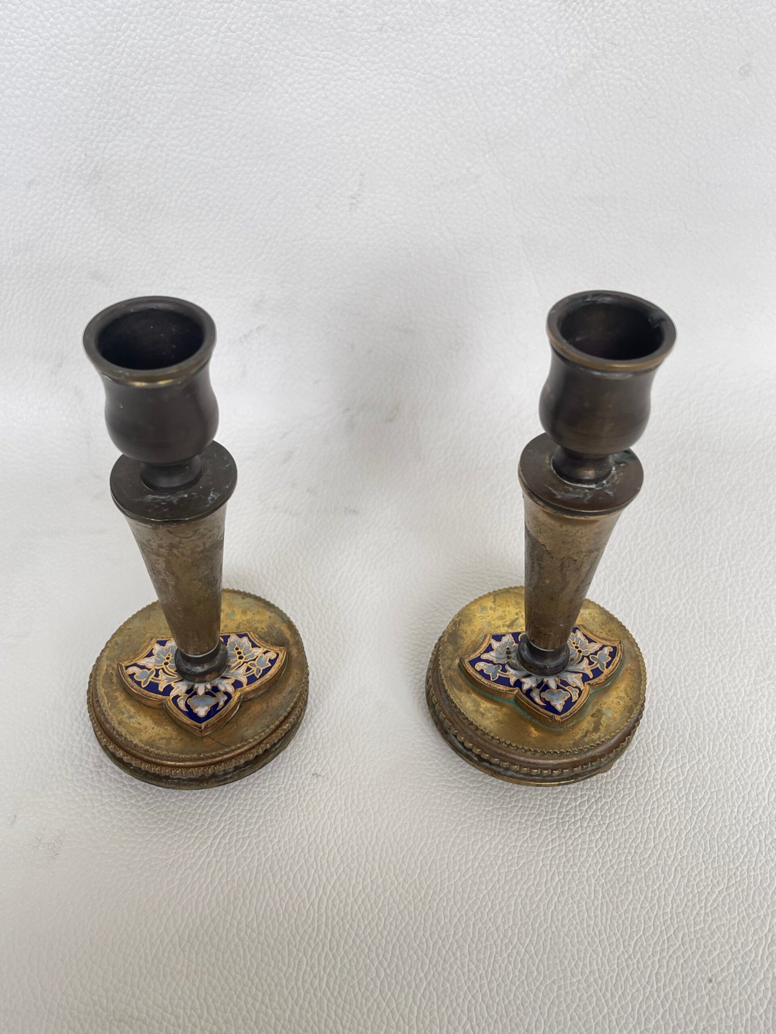 Coppia di Candelabri d’Epoca in Bronzo con Smalti Cloisonné - Image 3