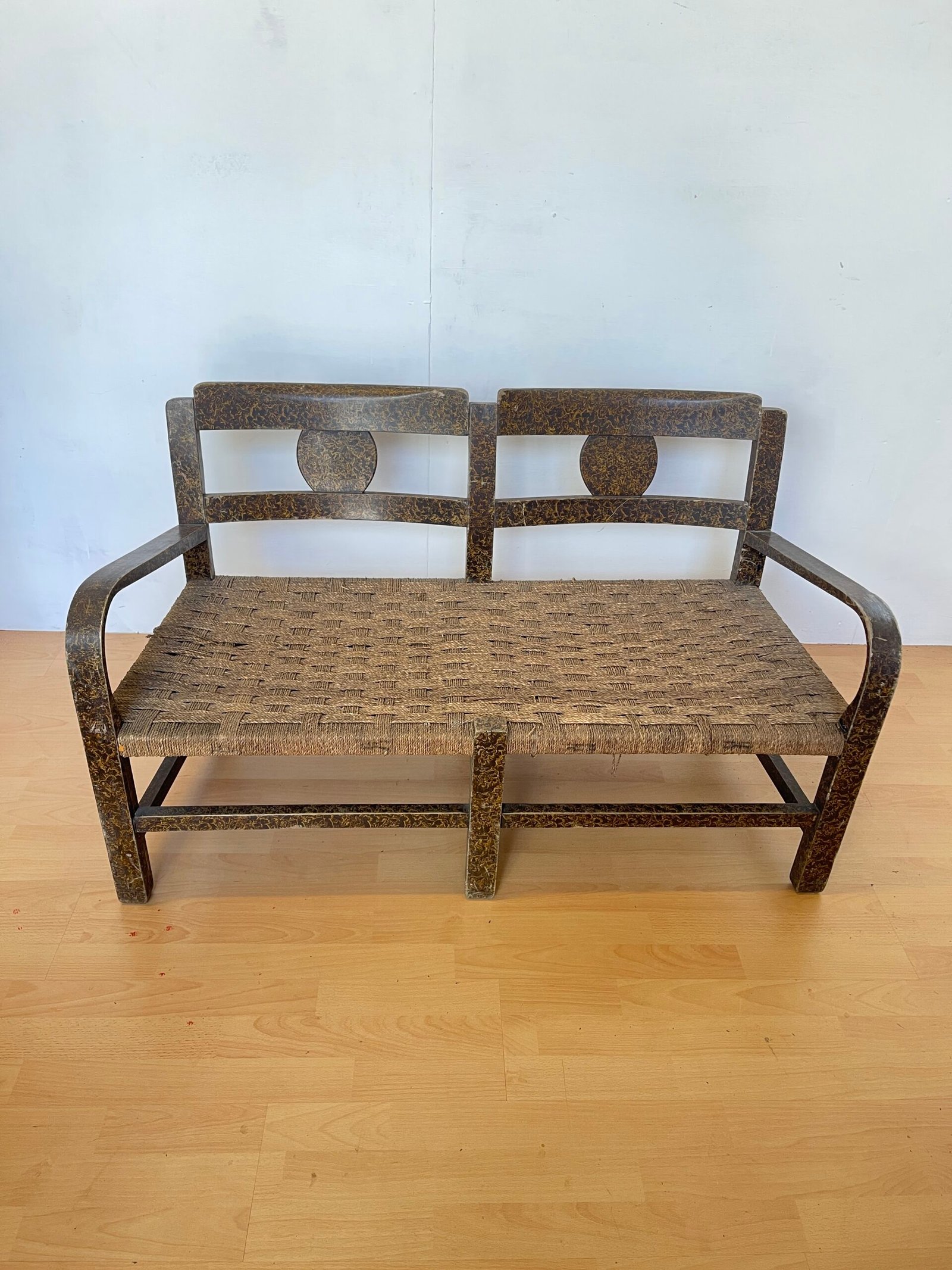 Panchetto Lounge Anni '50 con Schienale Circolare e Seduta Intrecciata