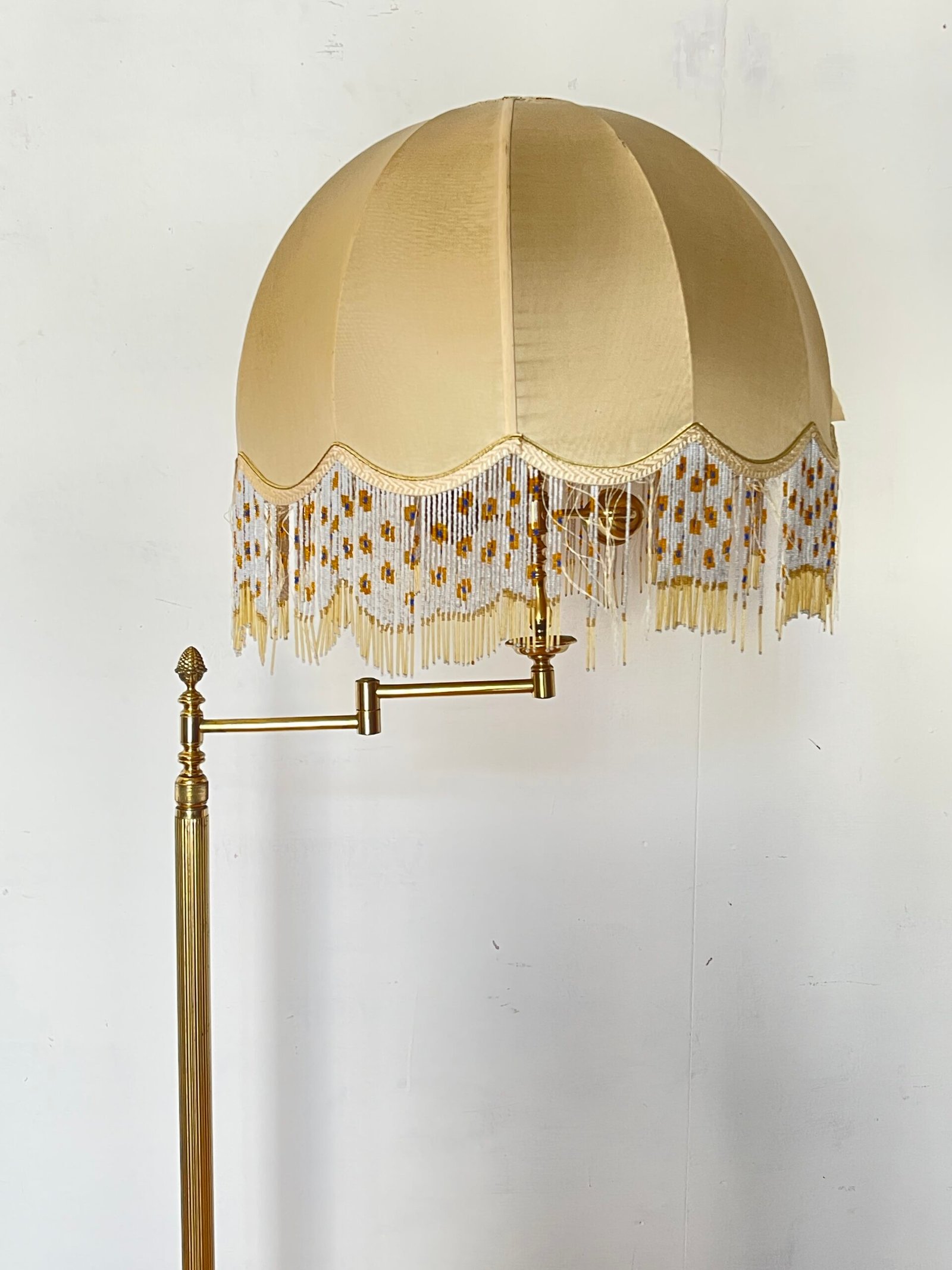 Lampada da Terra Vintage in Ottone con Paralume in Tessuto e Frange - Stile Hollywood Regency - Image 2