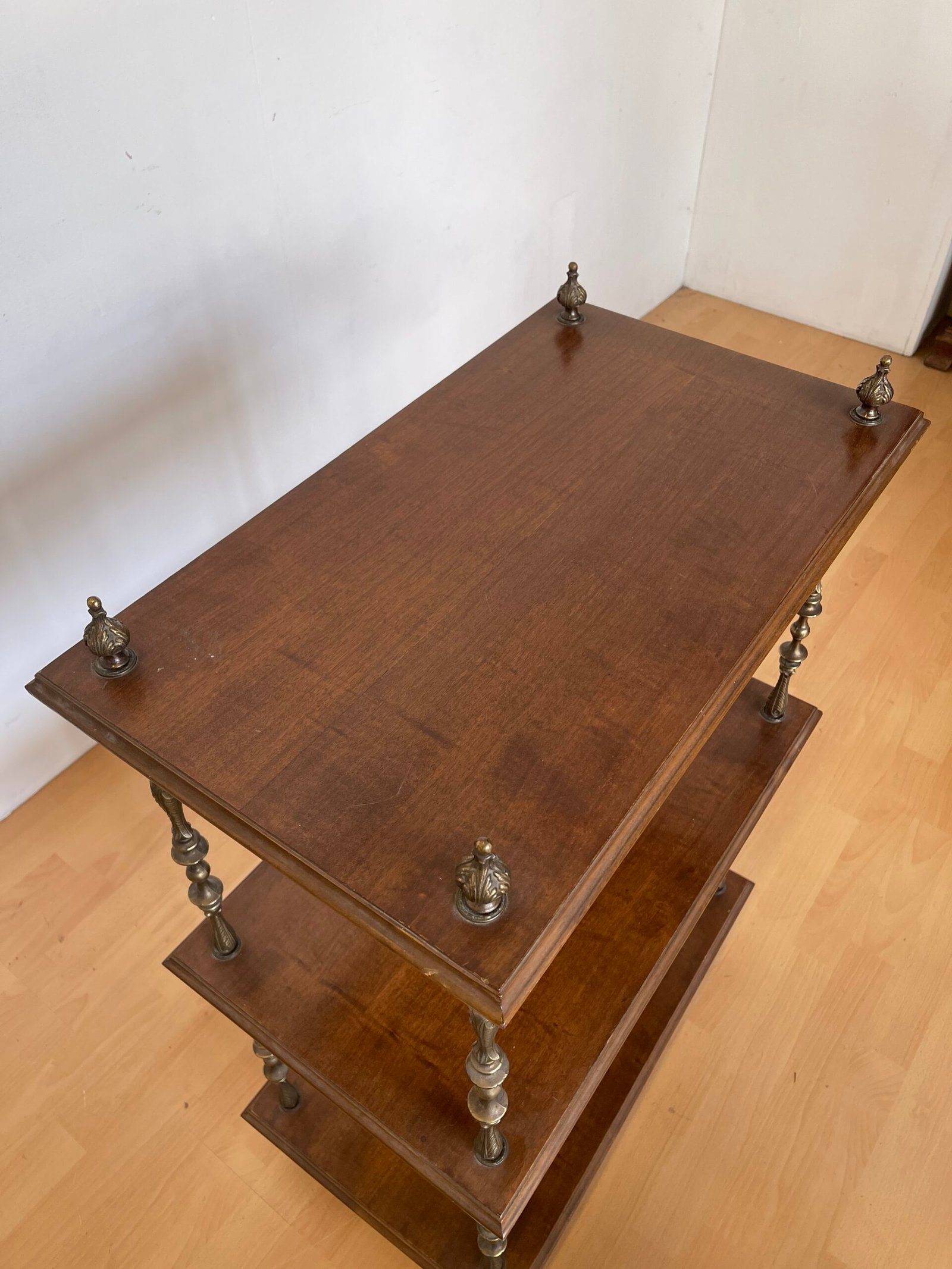 Étagère Vintage in Legno e Ottone – 3 Ripiani Eleganza Classica - Image 6