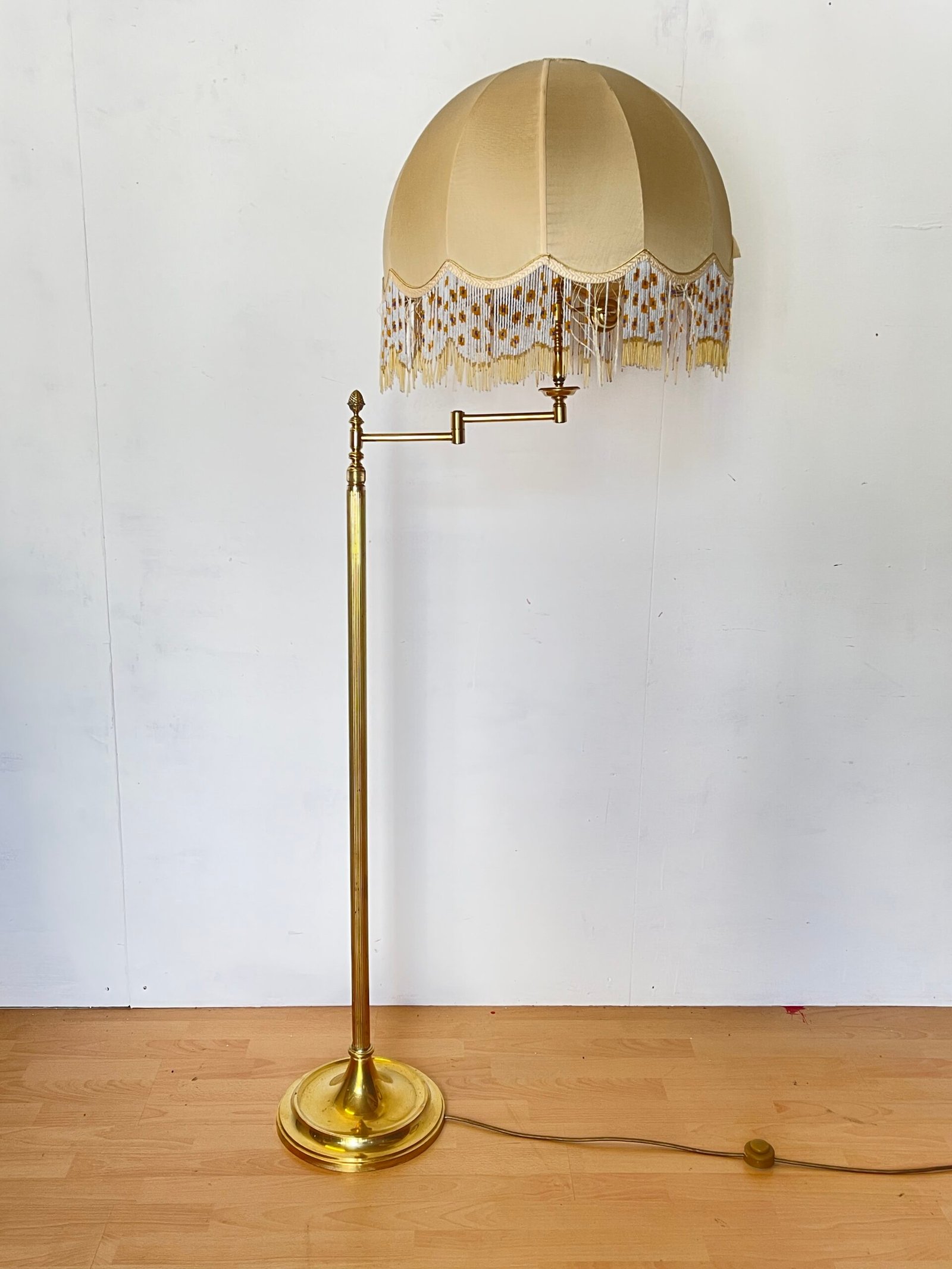 Lampada da Terra Vintage in Ottone con Paralume in Tessuto e Frange - Stile Hollywood Regency