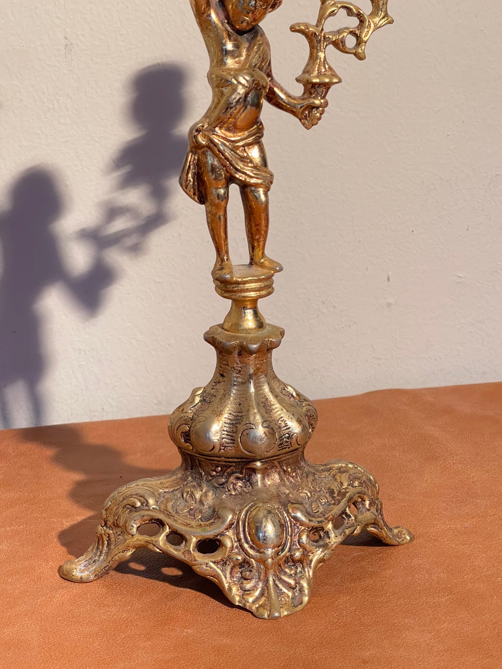 Splendore d’Antan – Coppia di Candelabri in Bronzo Cesellato - Image 3