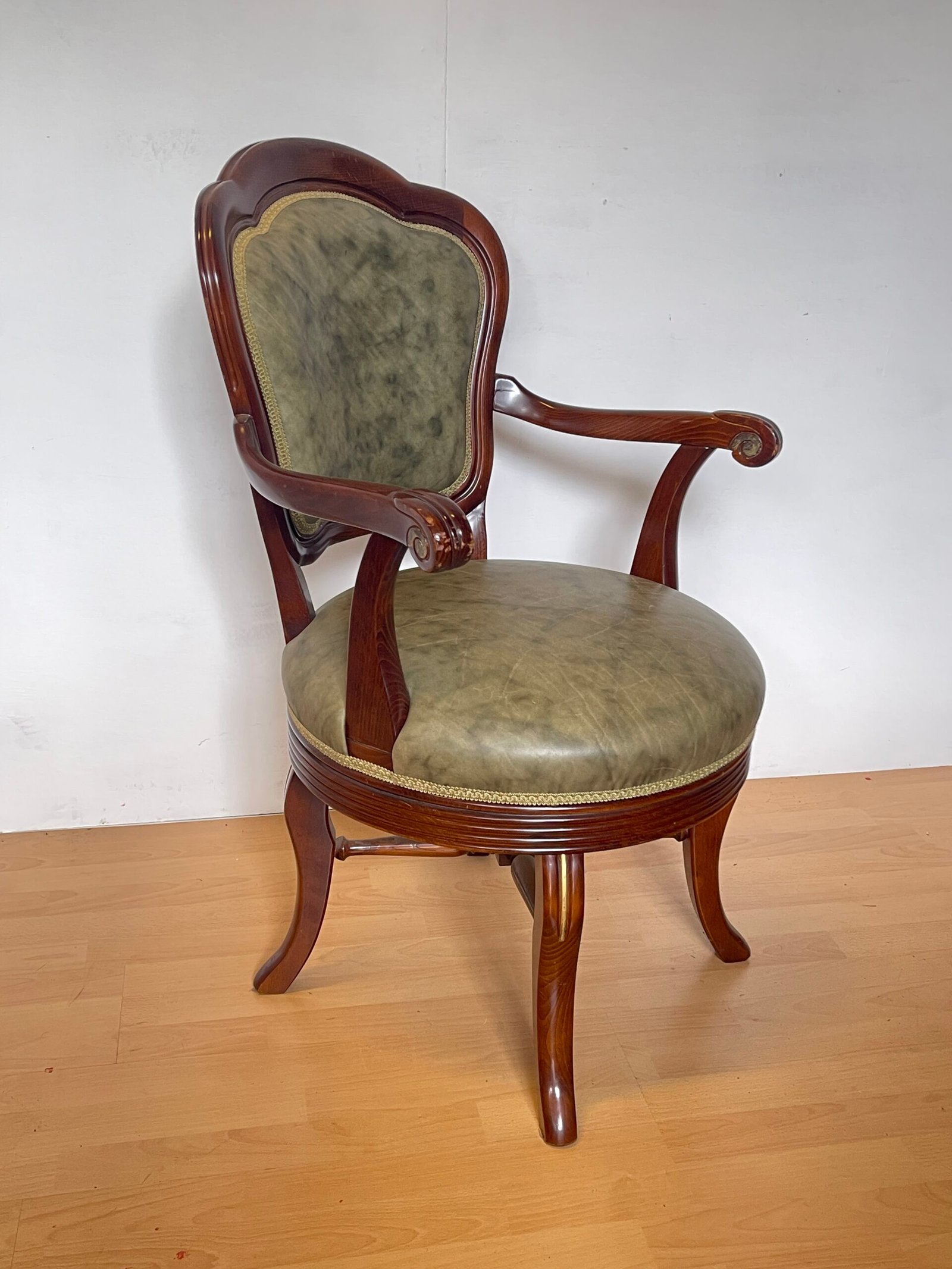 Poltrona Girevole Classica in Legno Massello ed Ecopelle Verde – Stile Elegante - Image 3