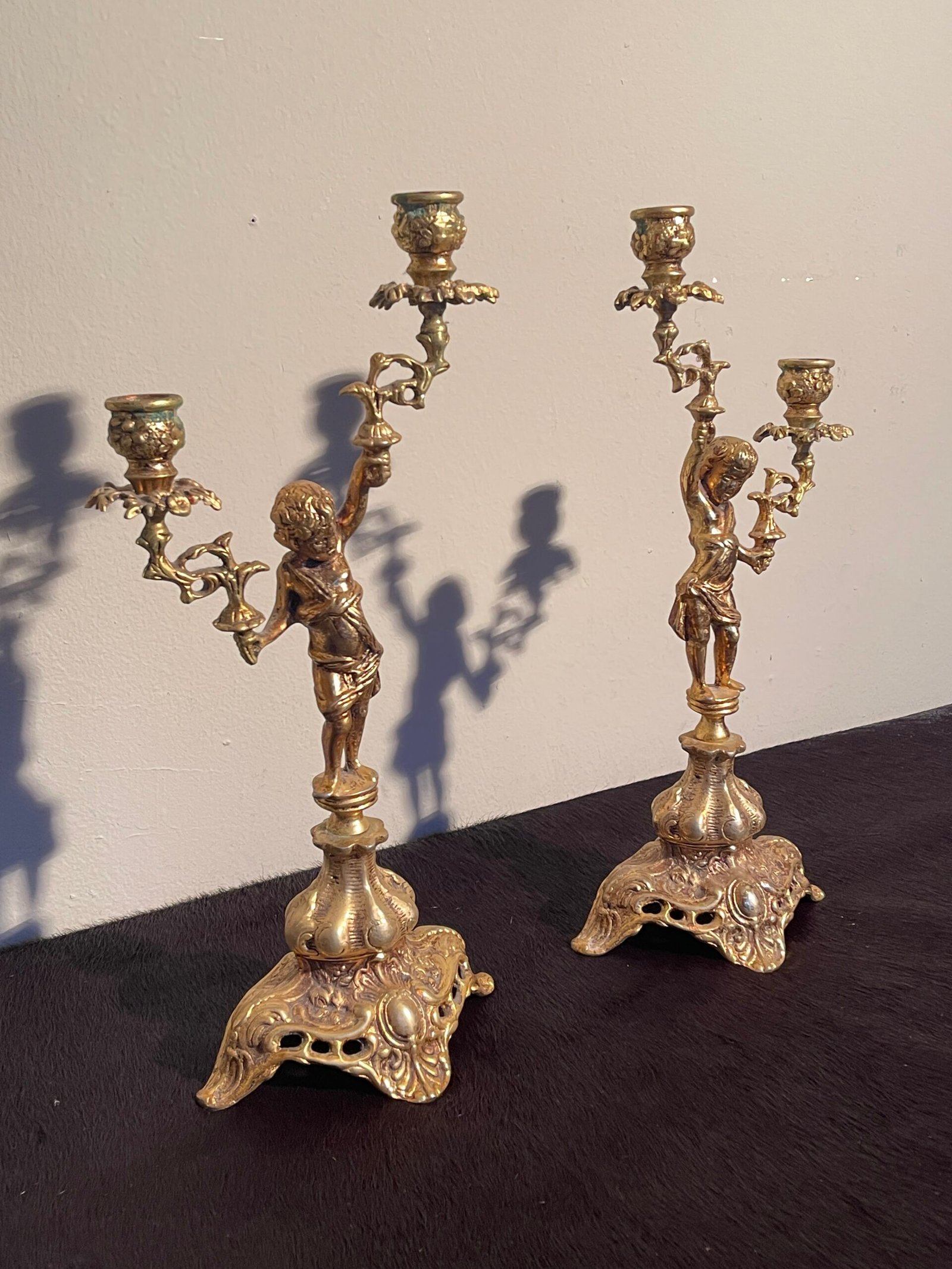 Splendore d’Antan – Coppia di Candelabri in Bronzo Cesellato - Image 5