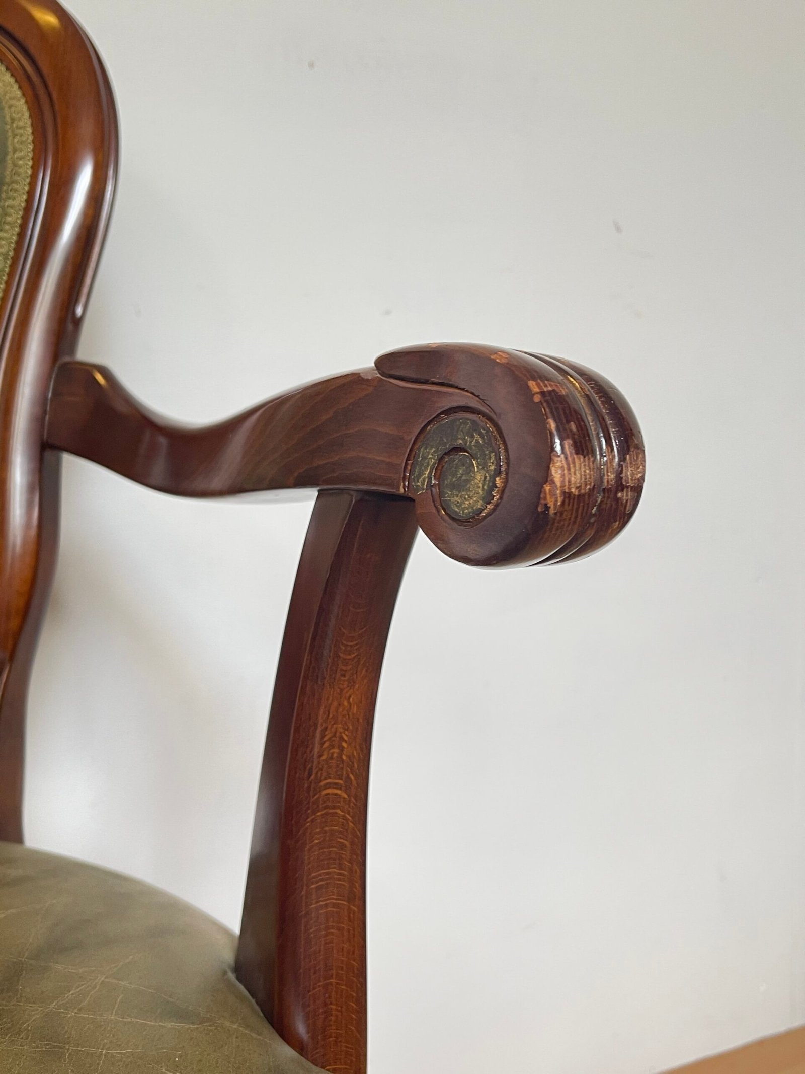 Poltrona Girevole Classica in Legno Massello ed Ecopelle Verde – Stile Elegante - Image 7