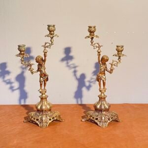 Splendore d’Antan – Coppia di Candelabri in Bronzo Cesellato
