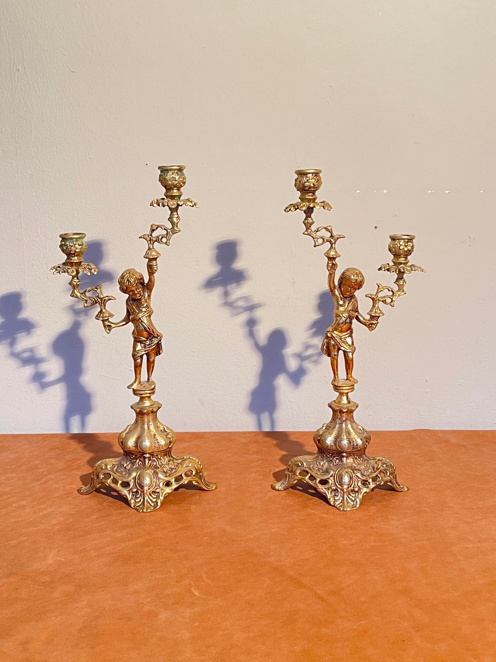 Splendore d’Antan – Coppia di Candelabri in Bronzo Cesellato