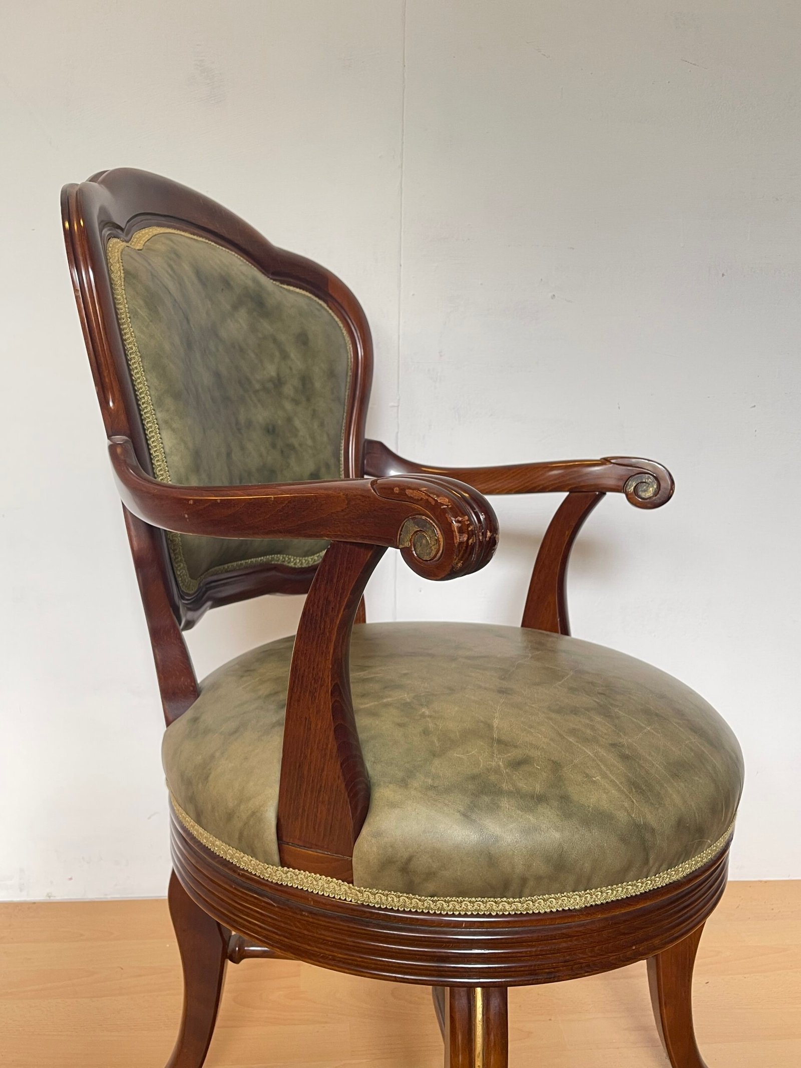 Poltrona Girevole Classica in Legno Massello ed Ecopelle Verde – Stile Elegante - Image 6