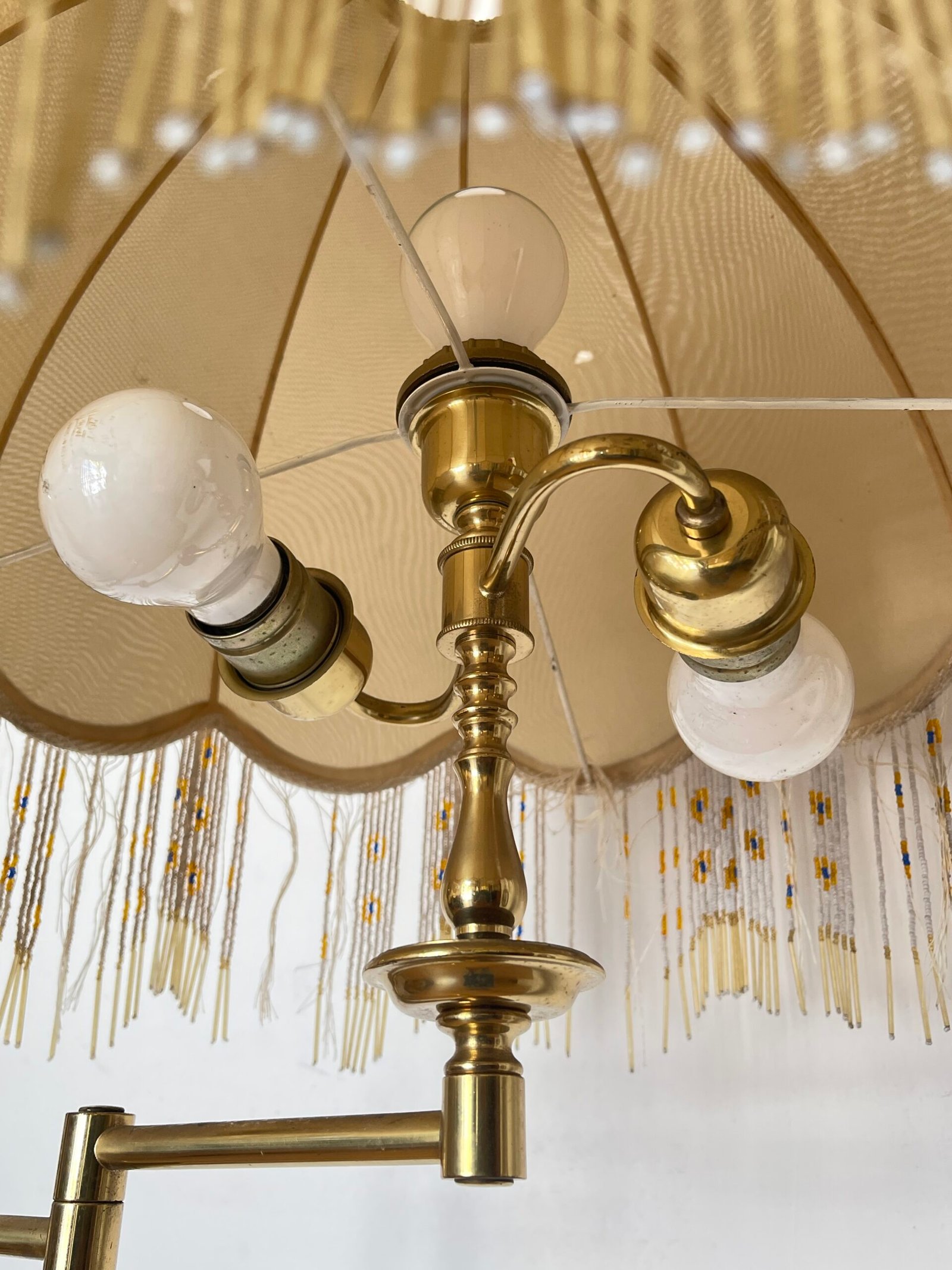 Lampada da Terra Vintage in Ottone con Paralume in Tessuto e Frange - Stile Hollywood Regency - Image 7