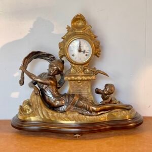 "Maestria del Tempo: Orologio Scultoreo con Donna e Bambino"