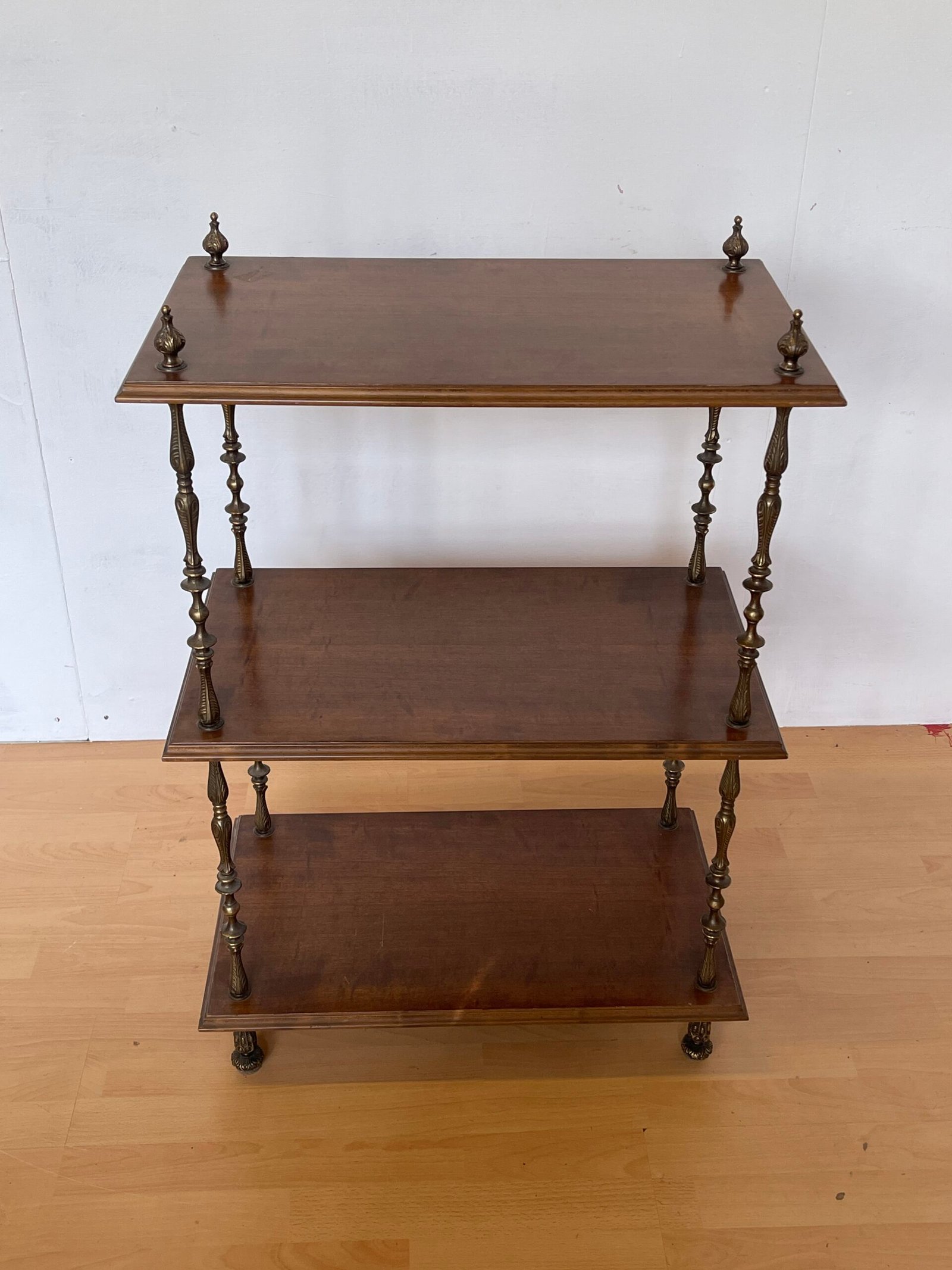 Étagère Vintage in Legno e Ottone – 3 Ripiani Eleganza Classica - Image 4