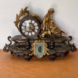 "Orologio d'Epoca con Statua Femminile in Bronzo Dorato - Stile Neoclassico"