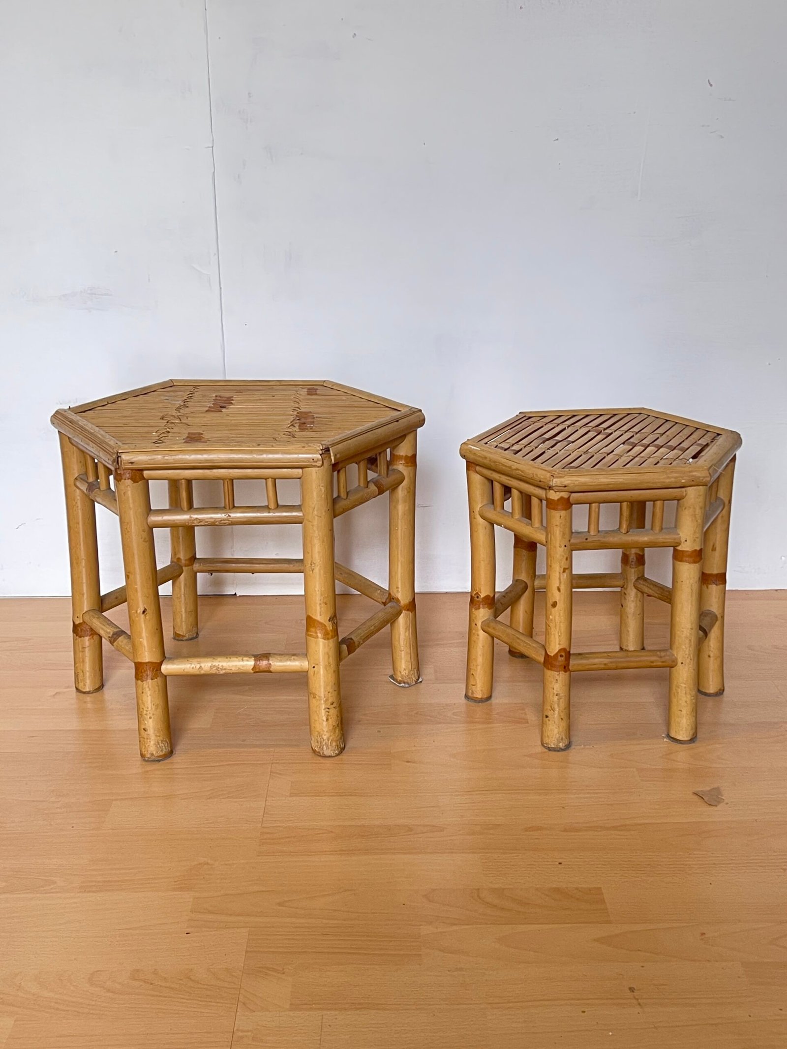 Set di Tavolini in Bamboo Esotico - Eleganza Naturale