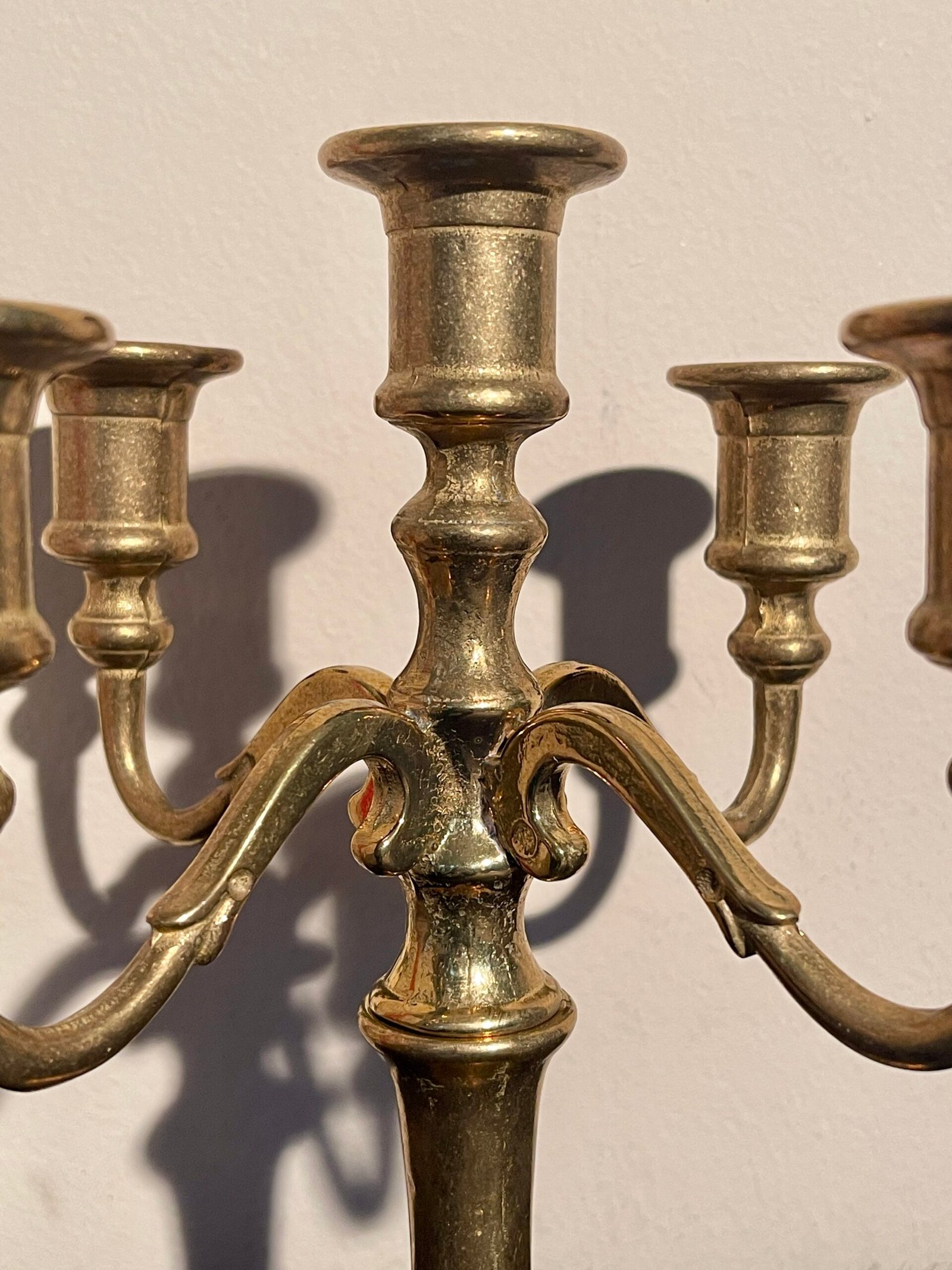 Coppia di Candelabri in Ottone a 5 Bracci – Stile Classico - Image 7