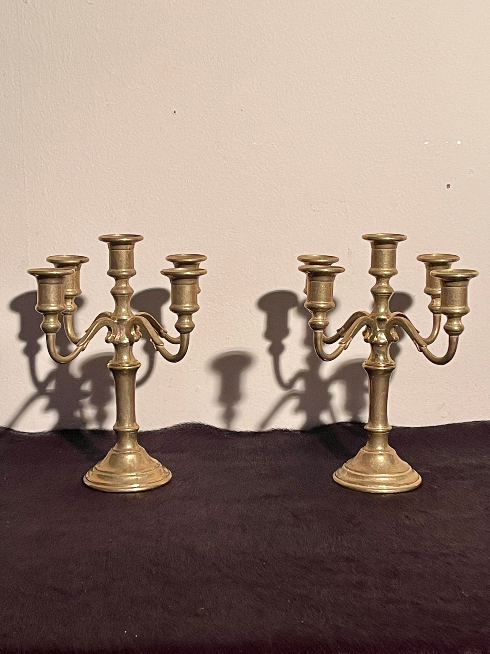 Coppia di Candelabri in Ottone a 5 Bracci – Stile Classico