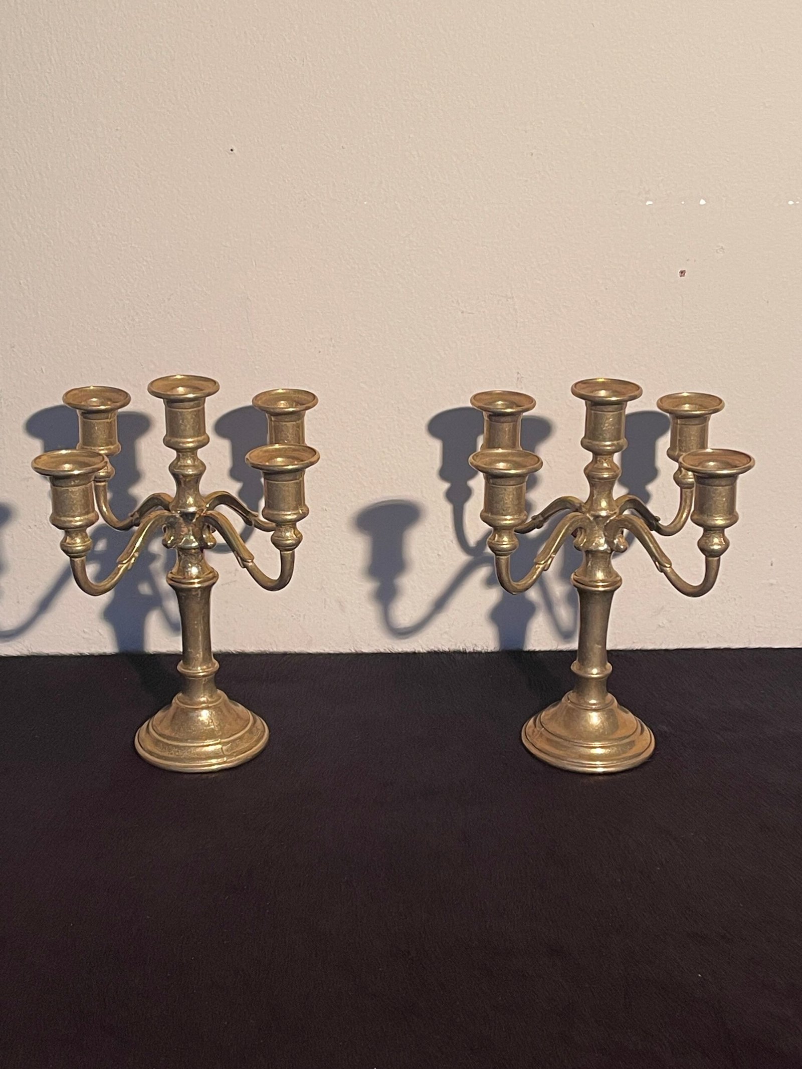 Coppia di Candelabri in Ottone a 5 Bracci – Stile Classico - Image 2