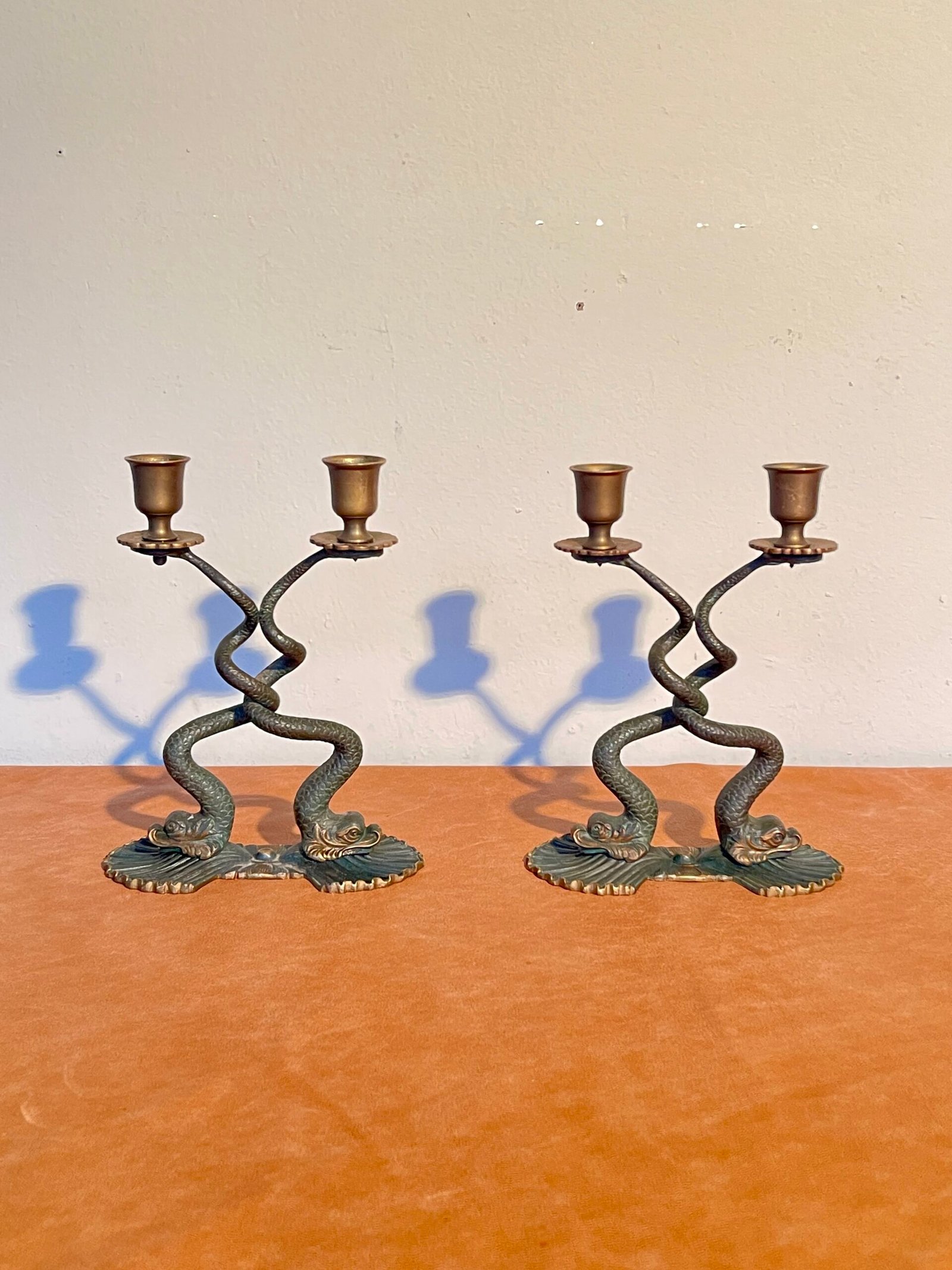 Coppia di candelieri in bronzo a forma di serpente, stile Liberty, anni '50.